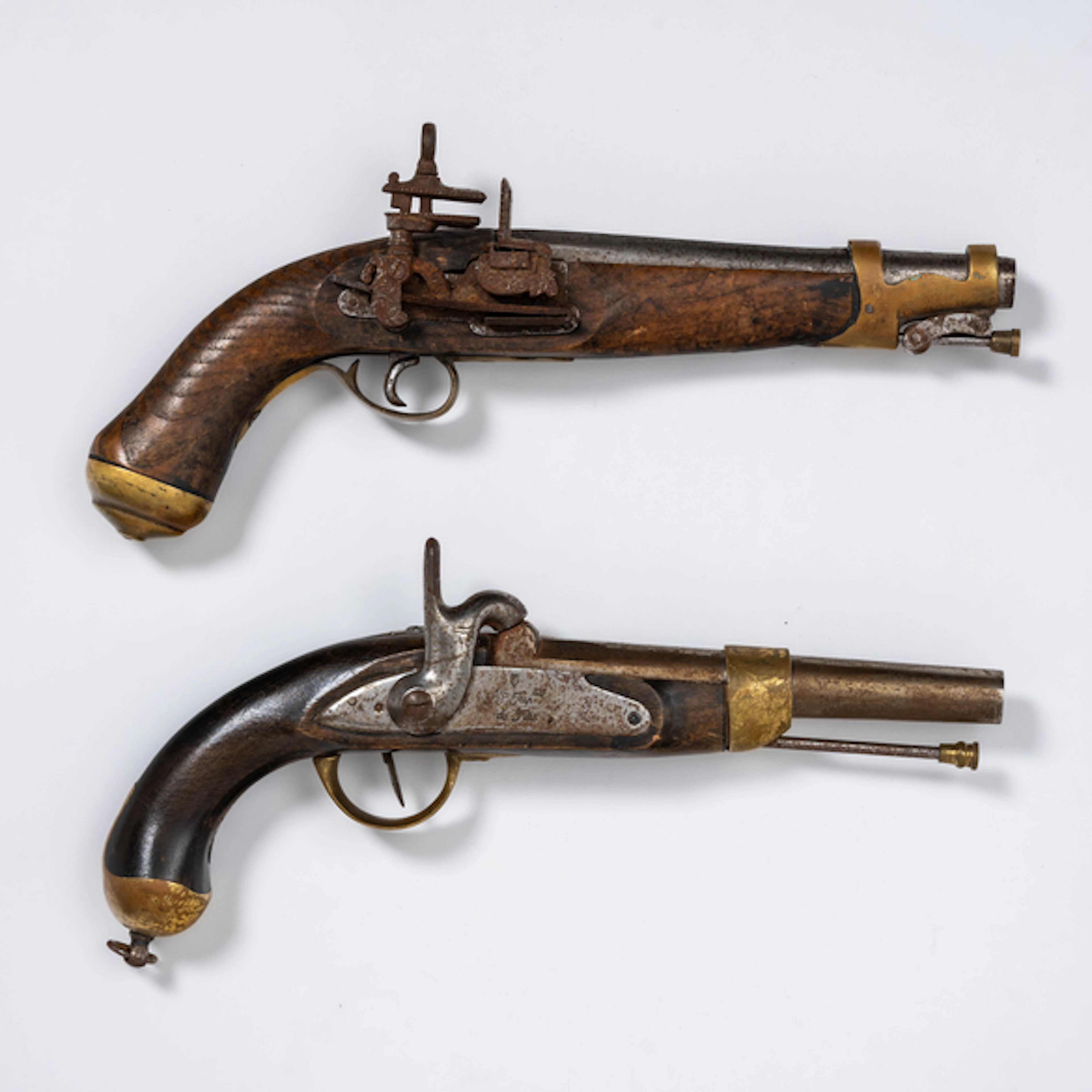 Conjunto de dos pistolas de chispa de finales de siglo XIX