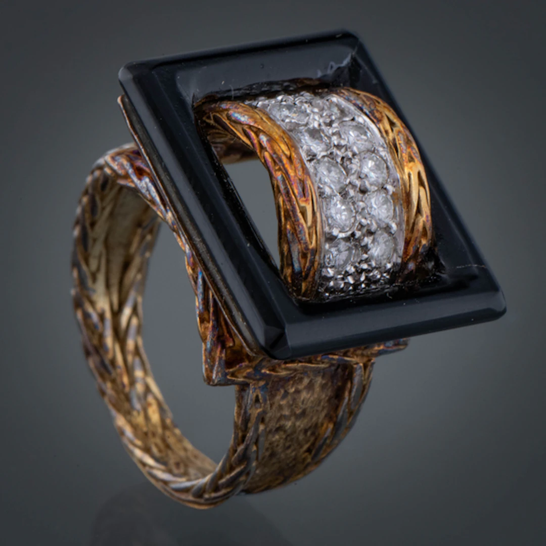 Anillo en oro amarillo de 18 kt con esmalte en negro y dos bandas