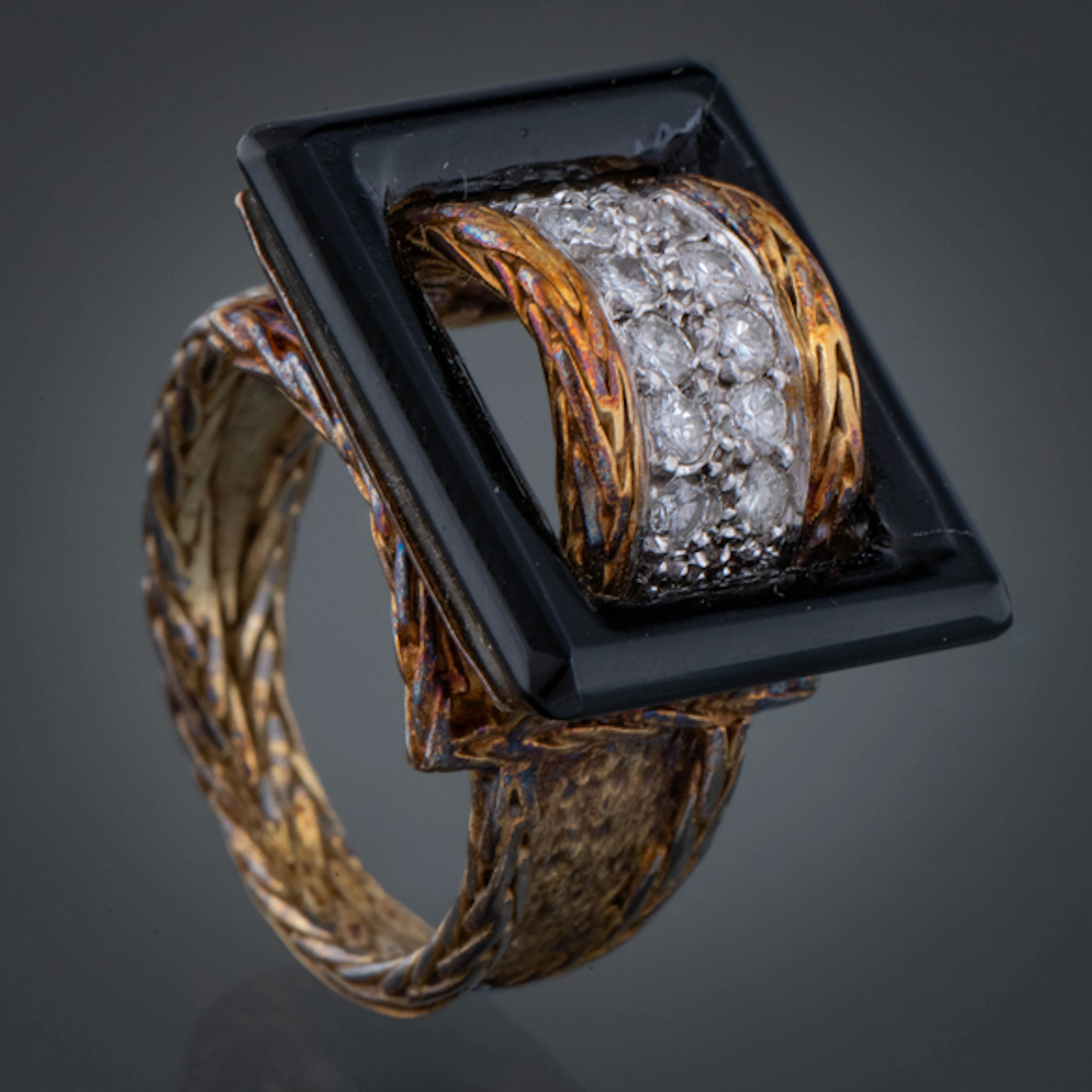 Anillo en oro amarillo de 18 kt con esmalte en negro y dos bandas