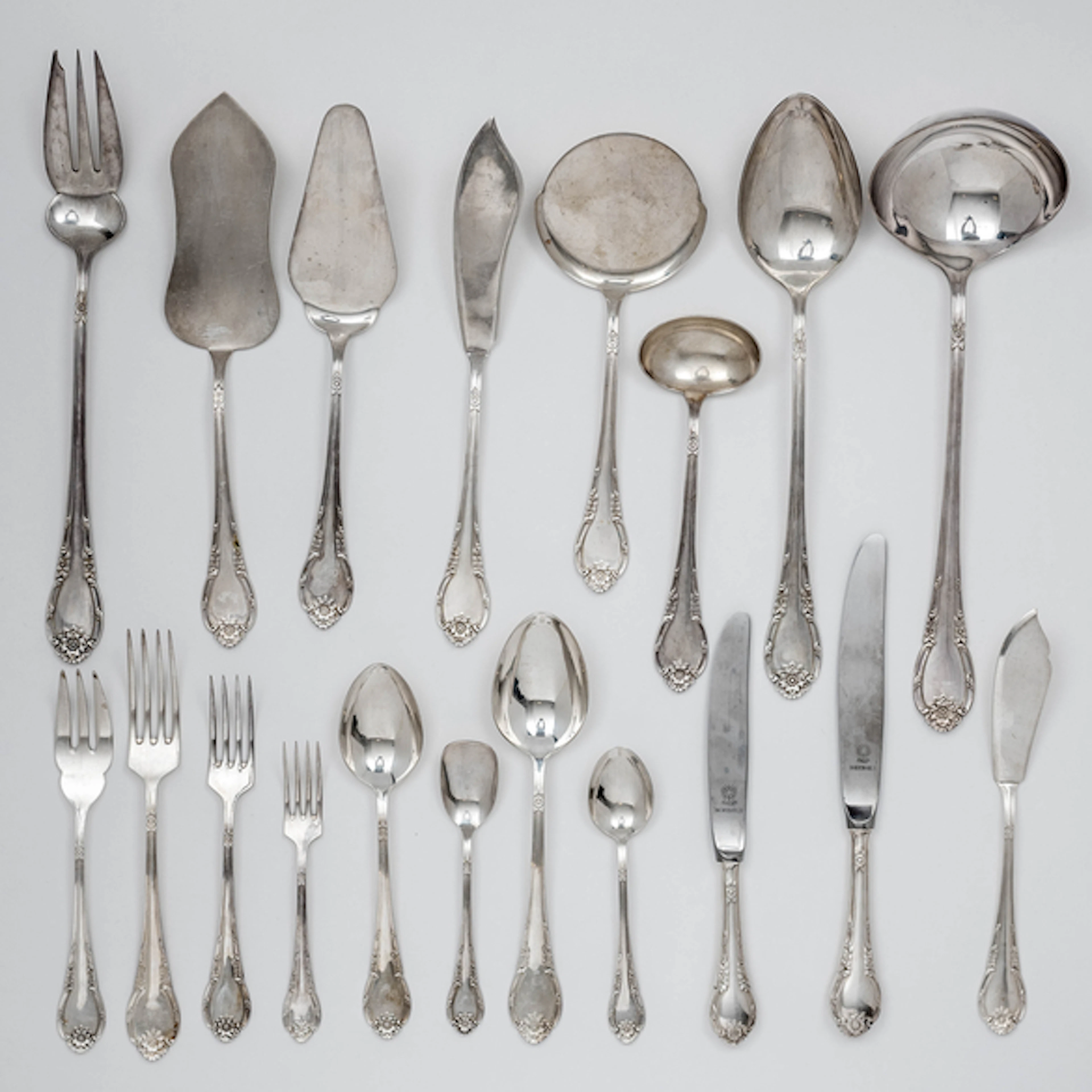 Elegante cubertería de doce servicios en plata española y punzonada