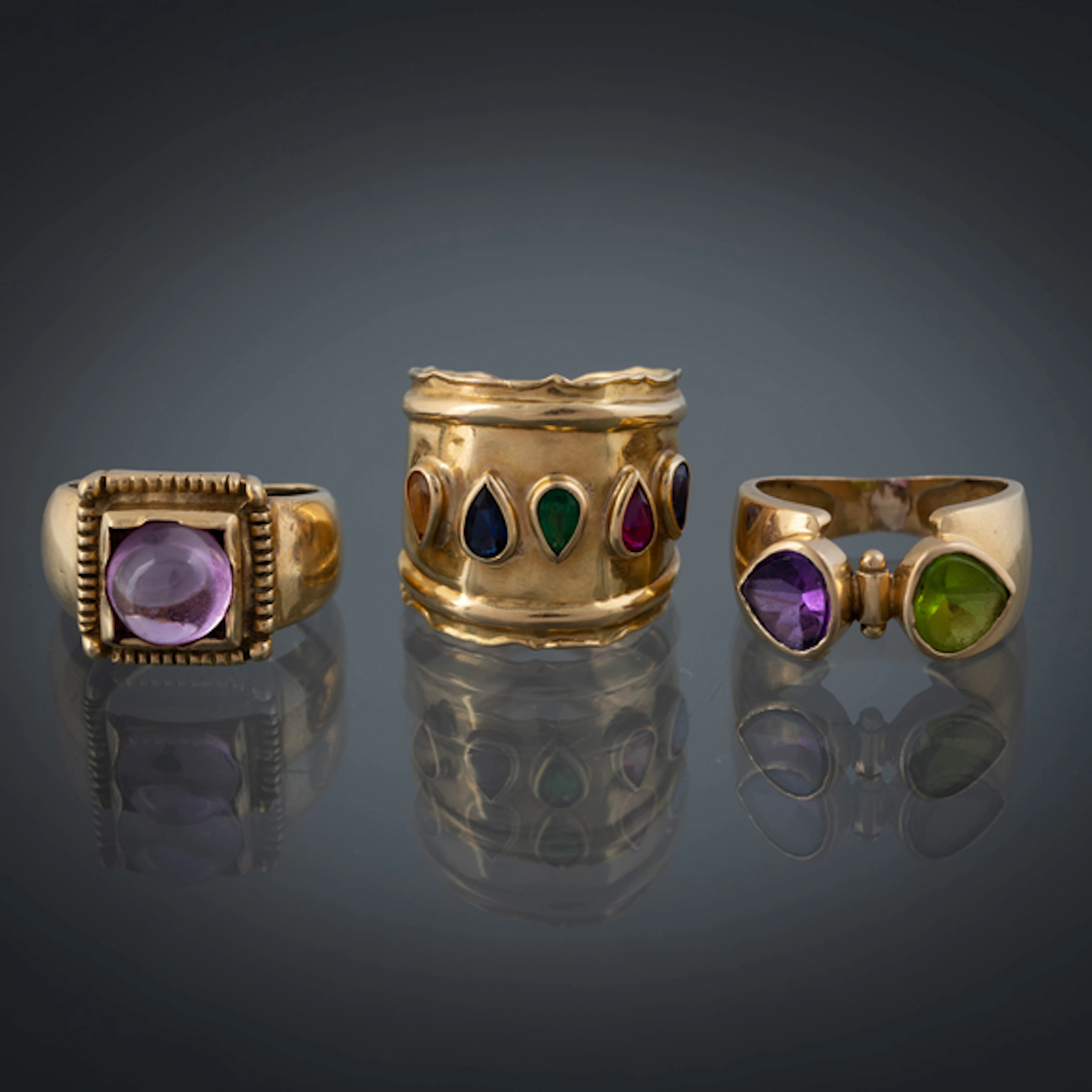 Conjunto de tres anillos en oro amarillo de 18 kt con amatista y peridoto