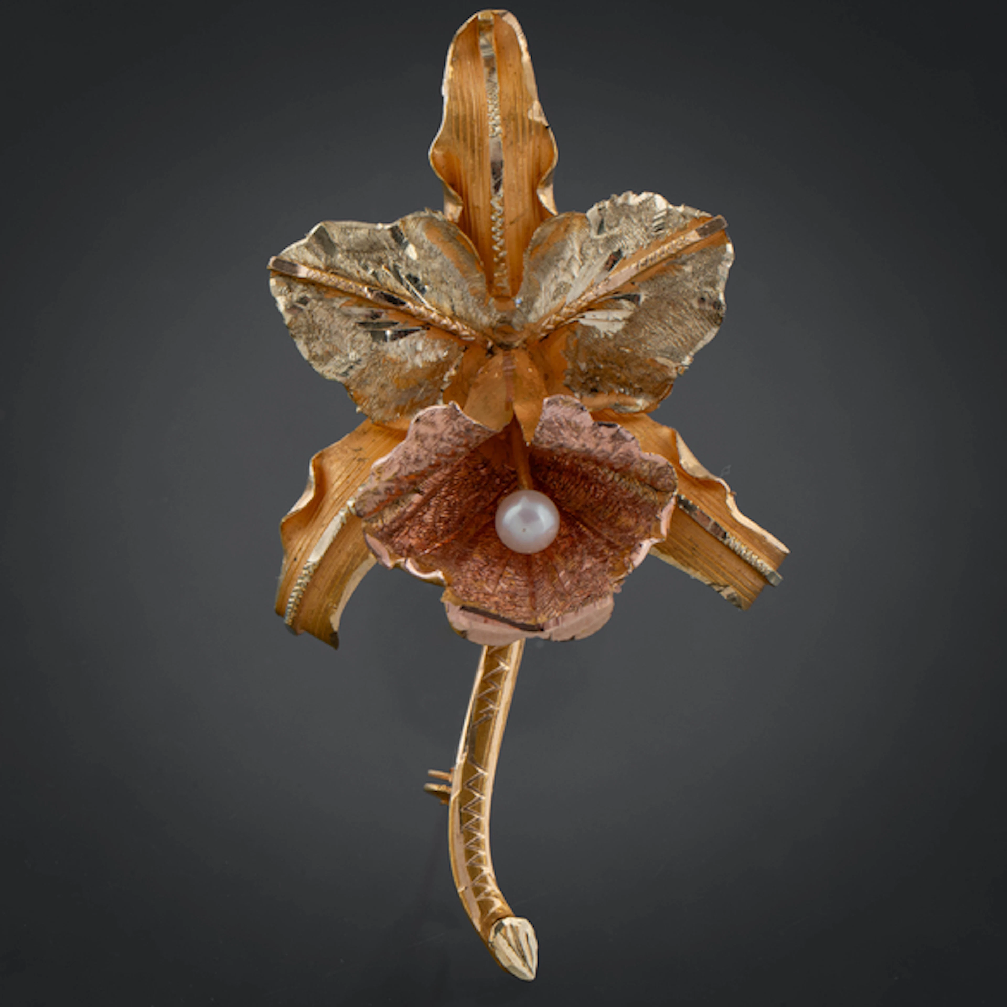 Bonito broche en forma de flor en oro de tres colores de 18kt con