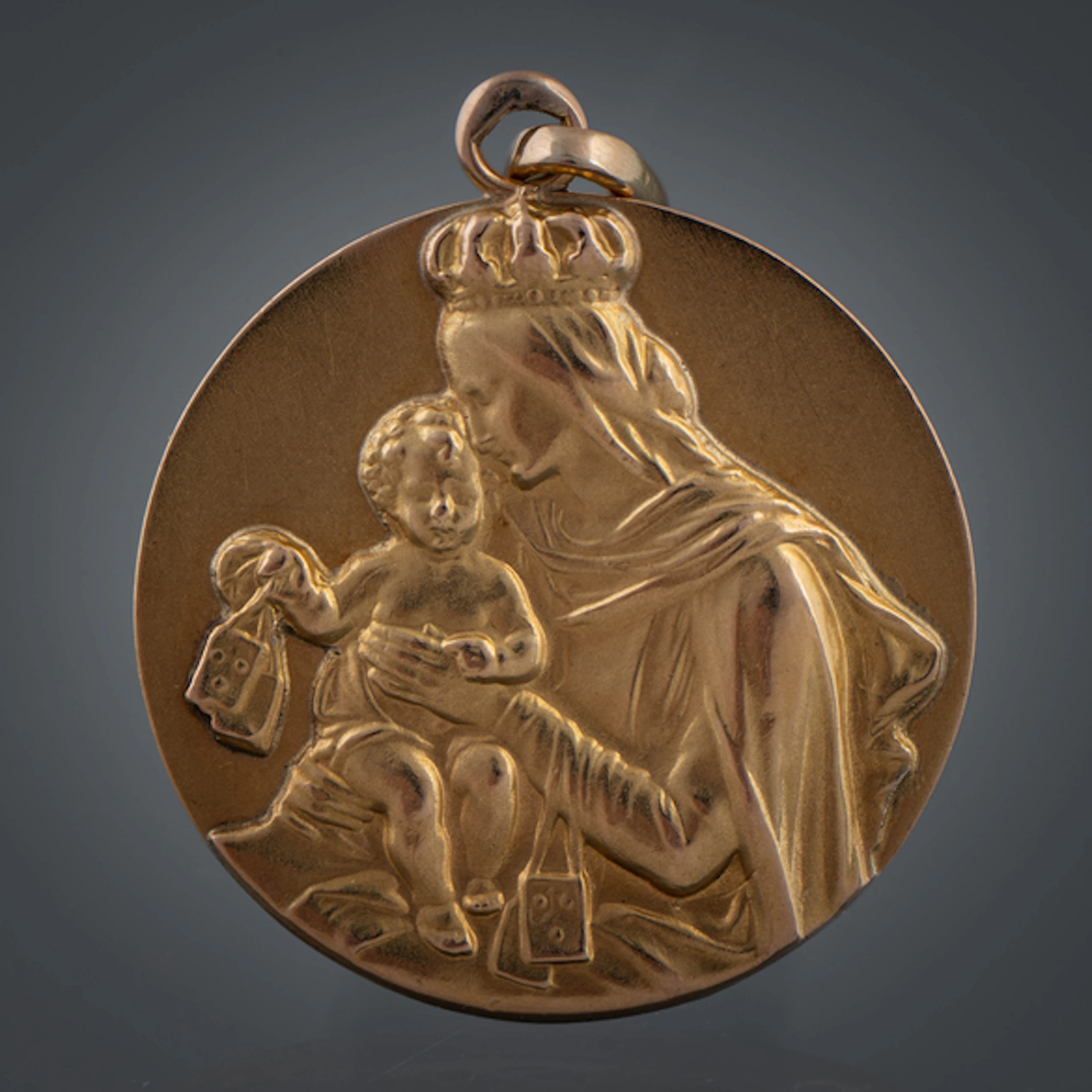Medalla de la virgen con el niño en oro amarillo de 18 kt