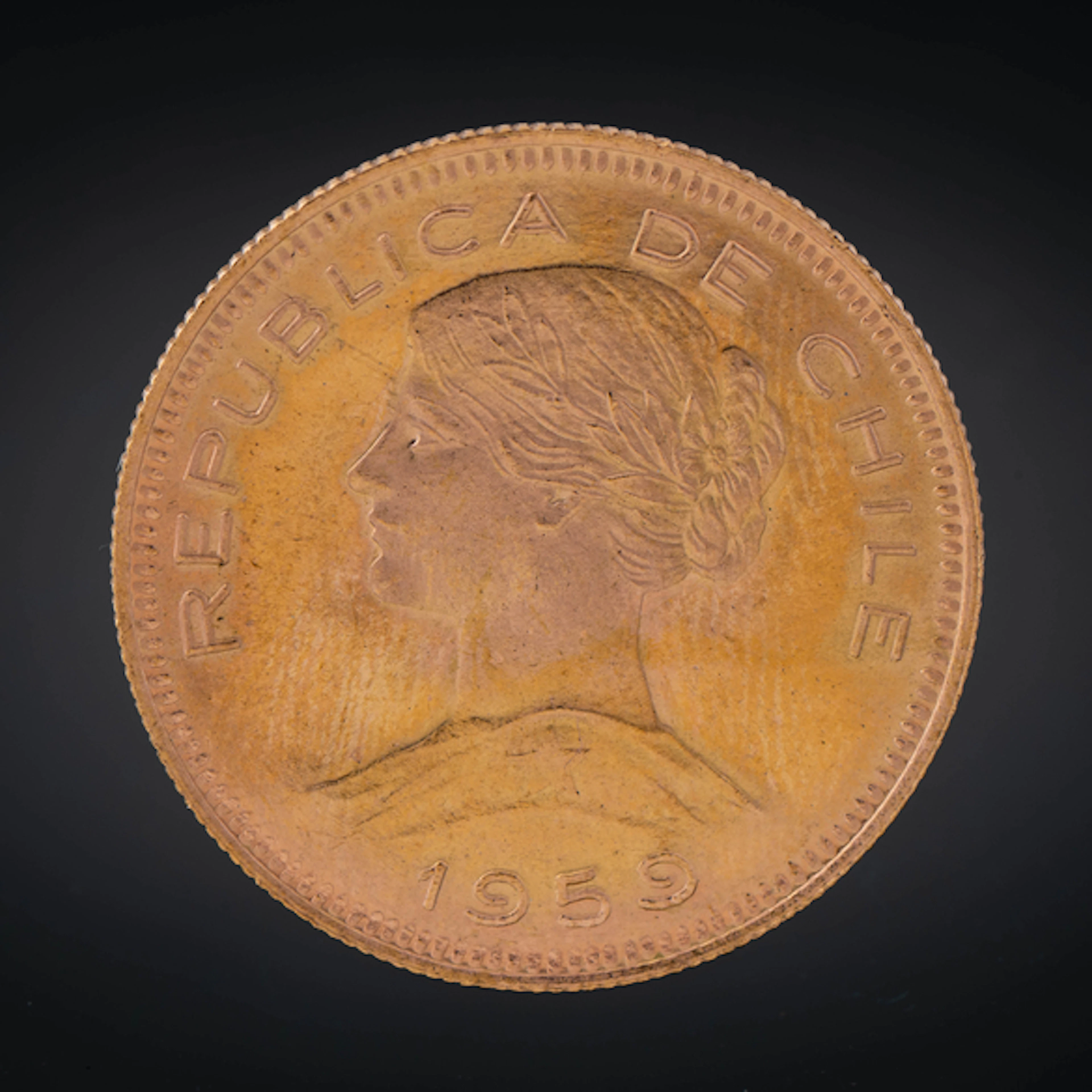 Moneda de cien pesos cóndores de la República de Chile en oro amarillo