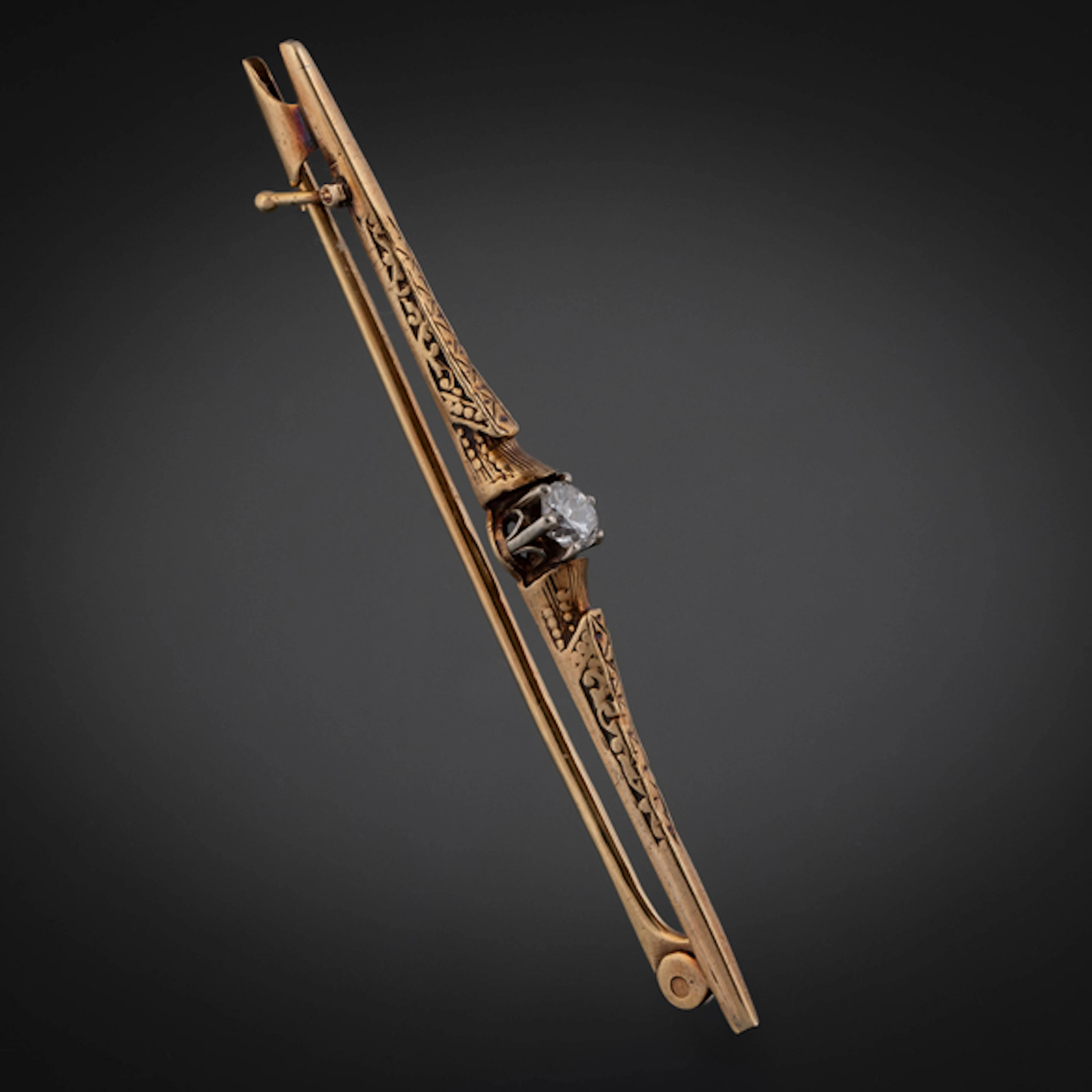 Alfiler de corbata en oro amarillo de 18kt con brillante de 0,10qt.
