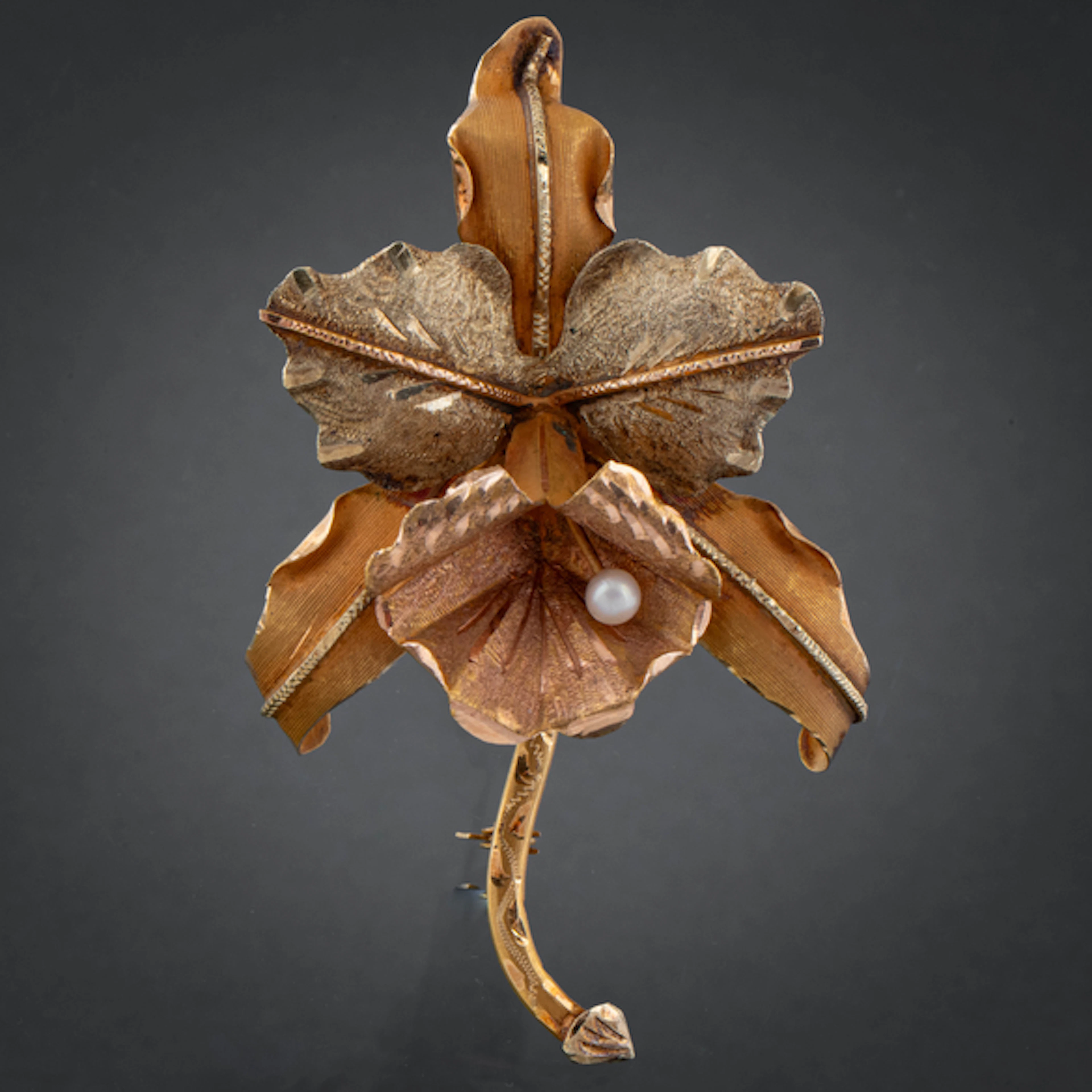 Bonito broche en forma de flor en oro de tres colores de 18 kt con