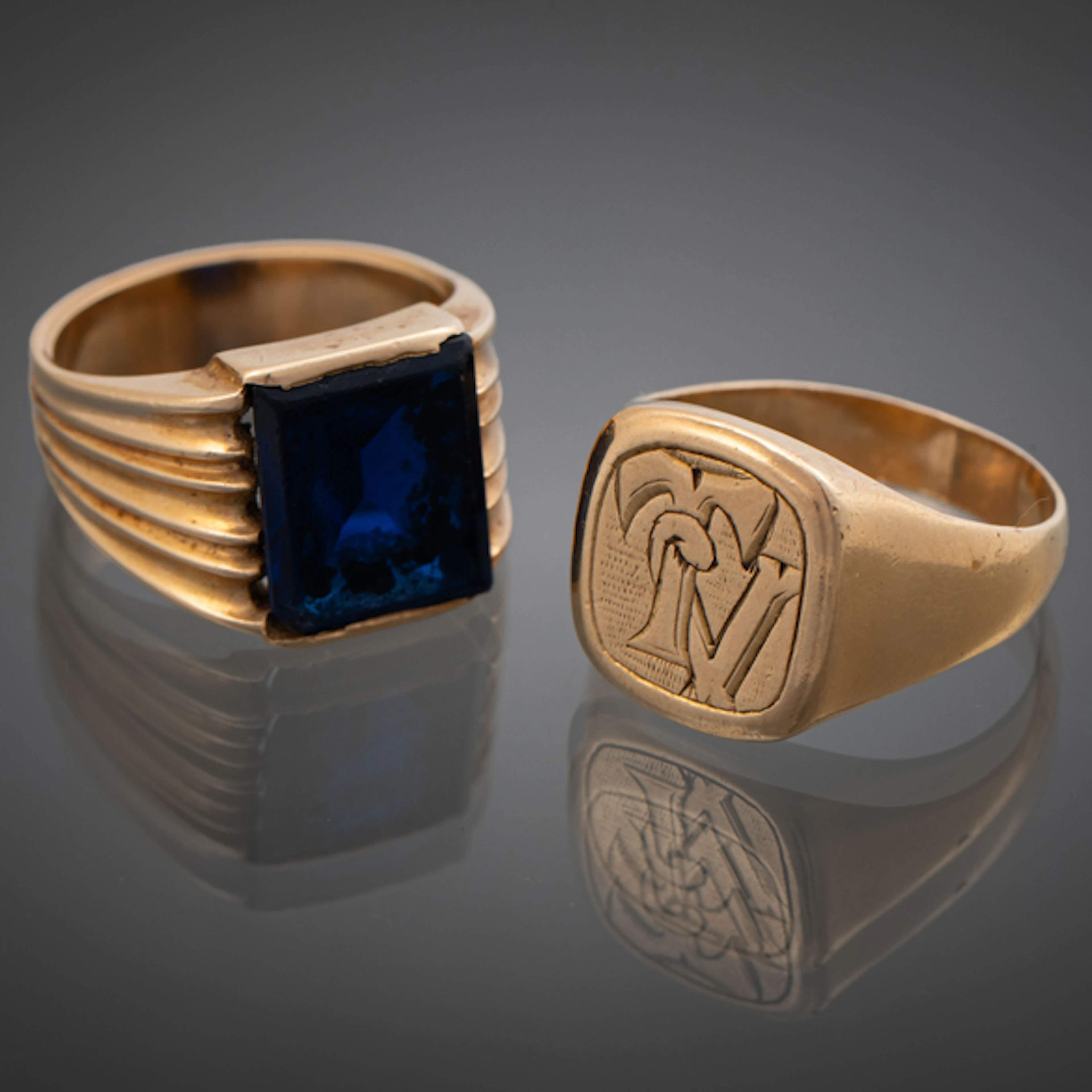 Conjunto de dos anillos para caballero en oro amarillo de 18 kt