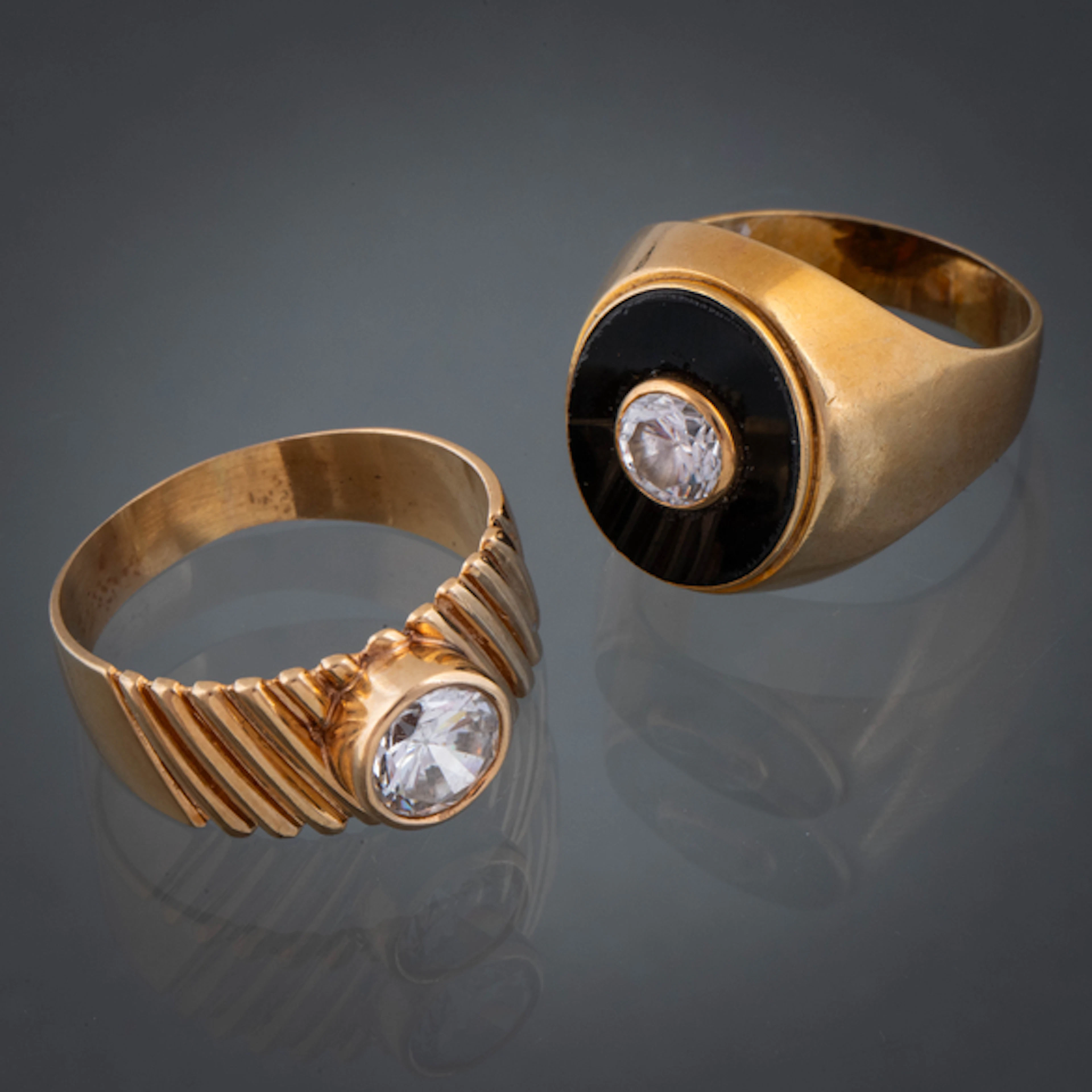 Conjunto de dos anillos en oro amarillo de 18 kt con esmalte
