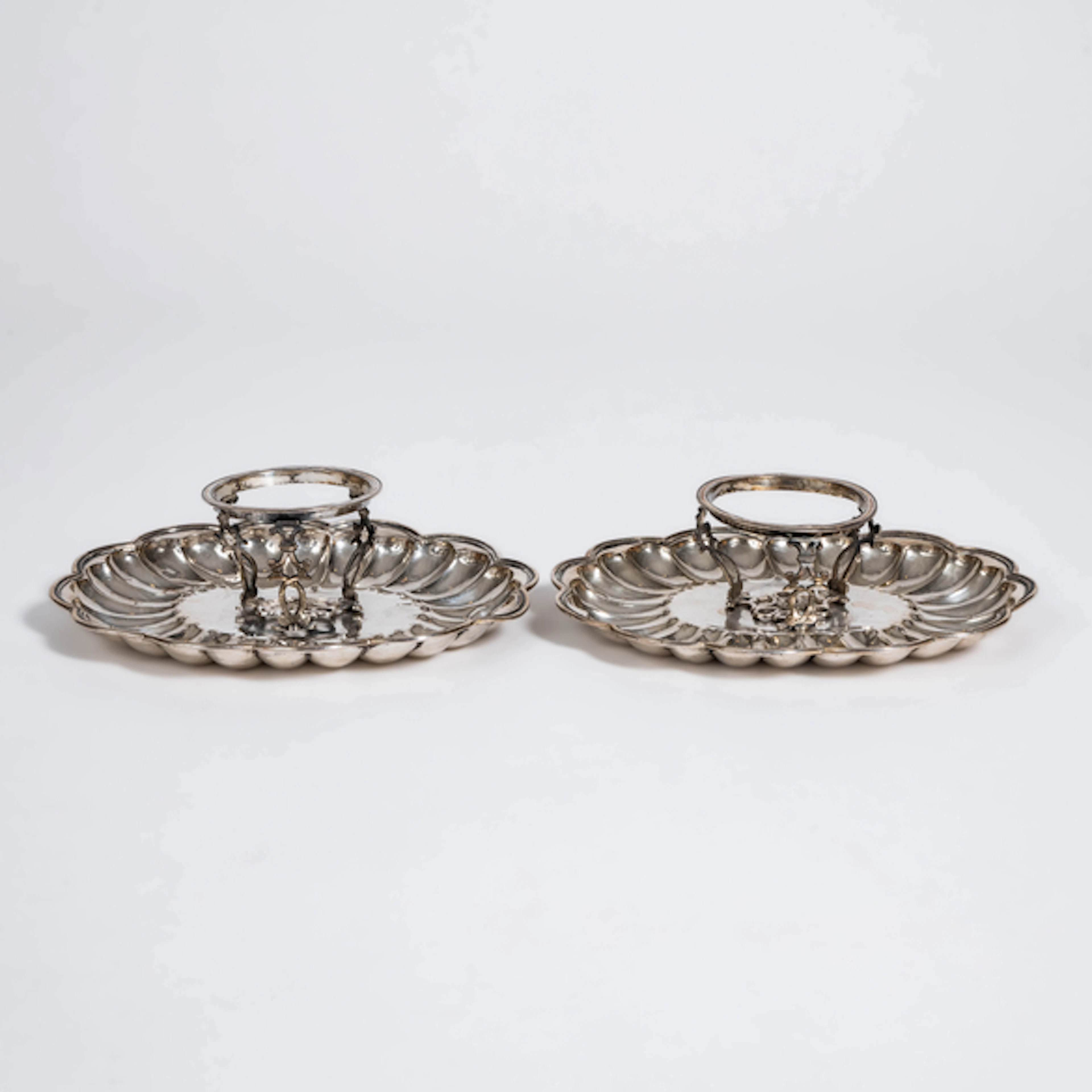 Pareja de mancerinas gallonadas en plata española del siglo XVIII