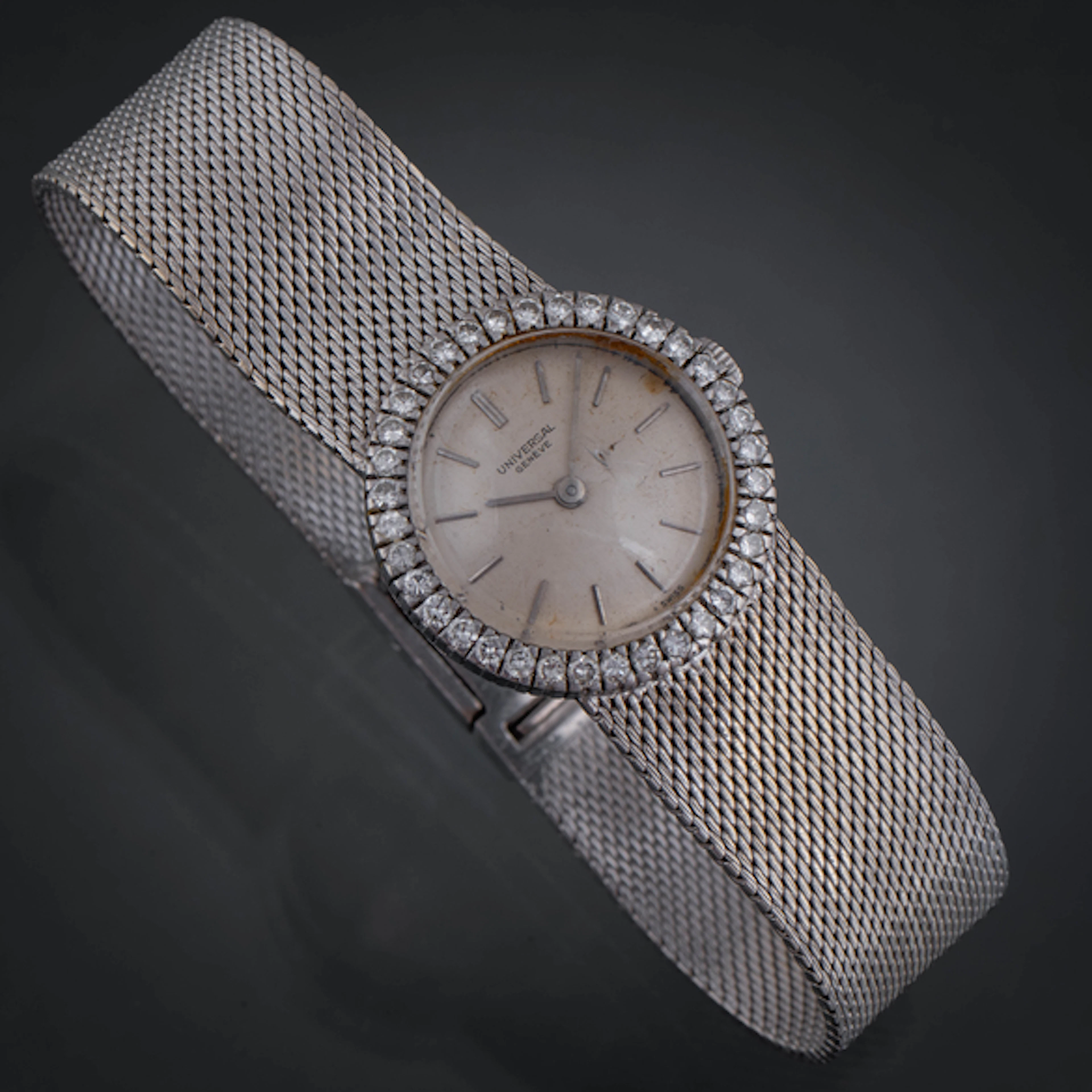 Universal Geneve, Reloj en oro blanco de 18 kt con orla de brillantes.