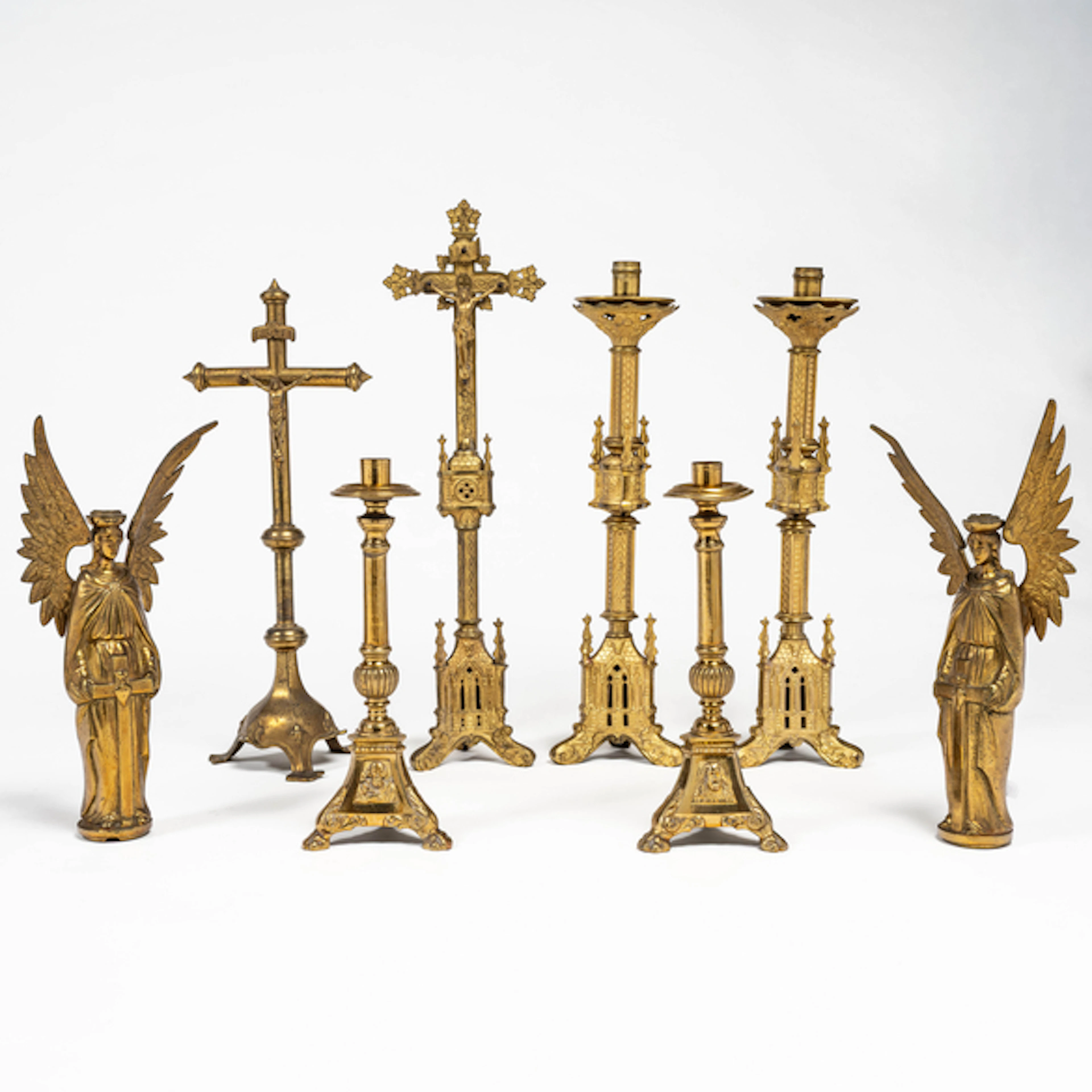 Conjunto de dos parejas de candeleros neogóticos, pareja de candeleros