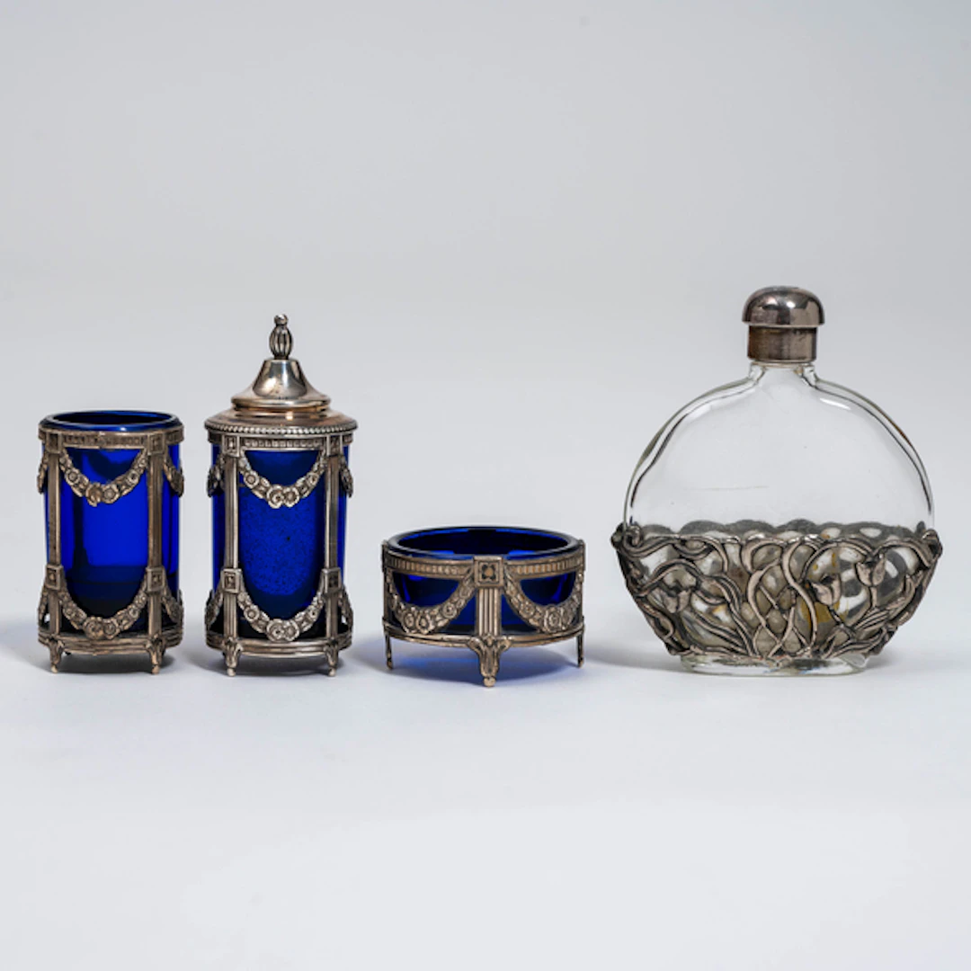 Conjunto de tres saleros o pimenteros en cristal azul cobalto con