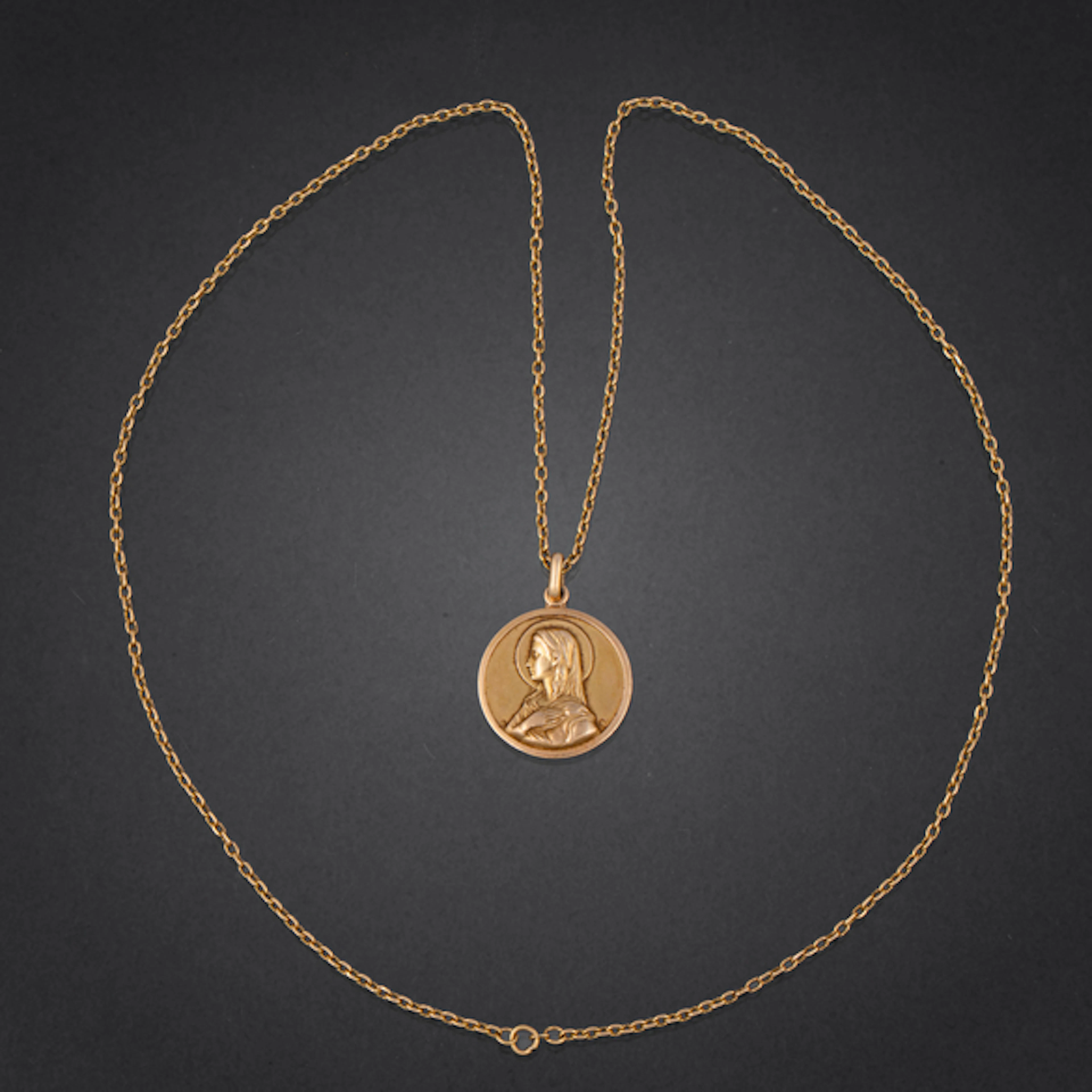 Cadena de pequeños eslabones y medalla de la Virgen en oro amarillo de 18 kt.