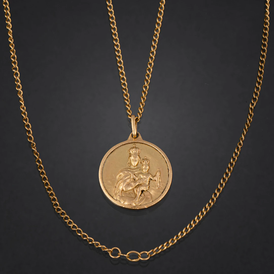 Cadena y medalla de la Virgen con el niño en oro amarillo de 18 kt.