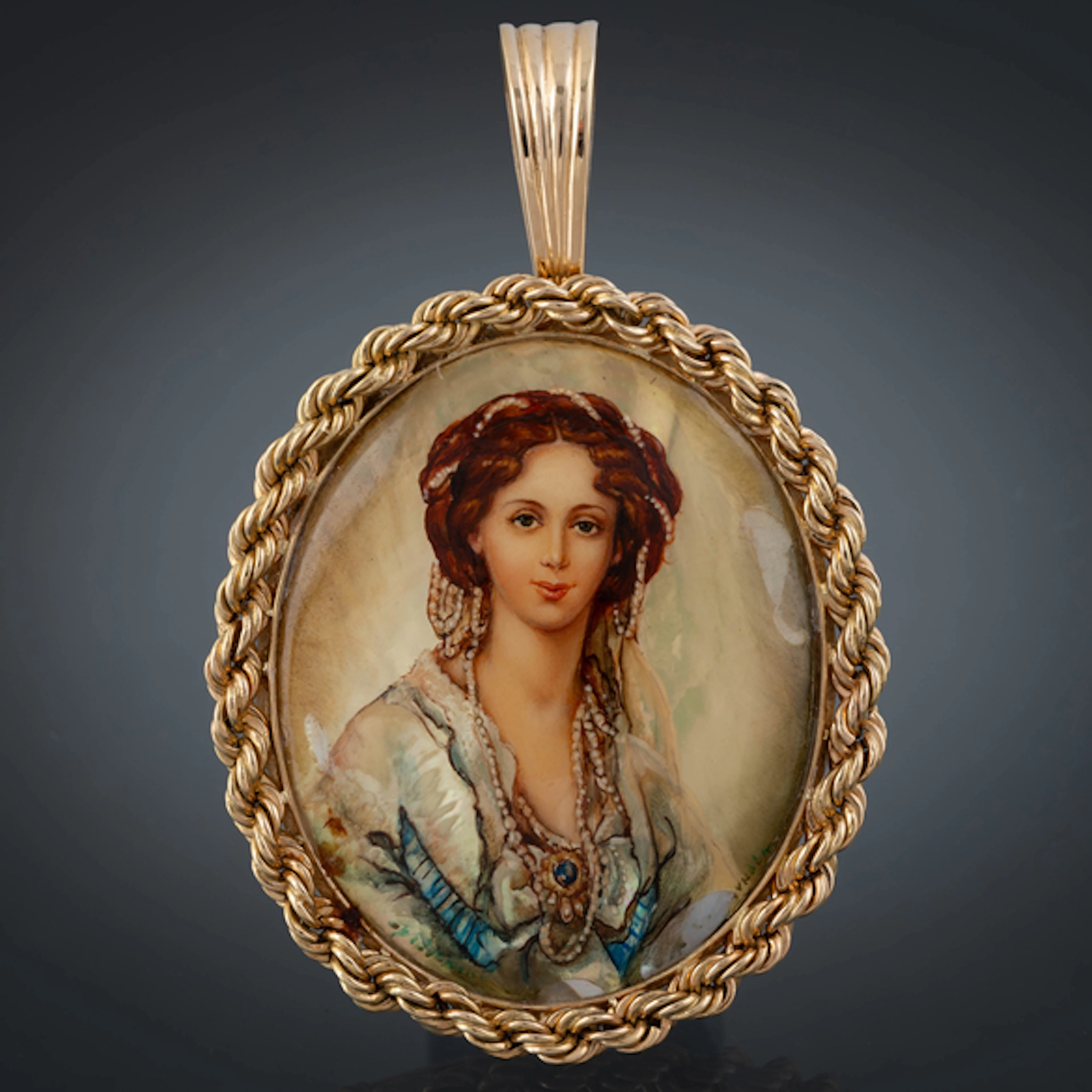 Bonito camafeo pintado sobre nácar con orla sogueada en oro amarillo de 18 kt.