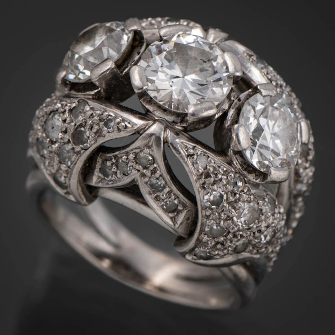 Sortija tresillo en oro blanco de 18kt con tres brillantes talla antigua-