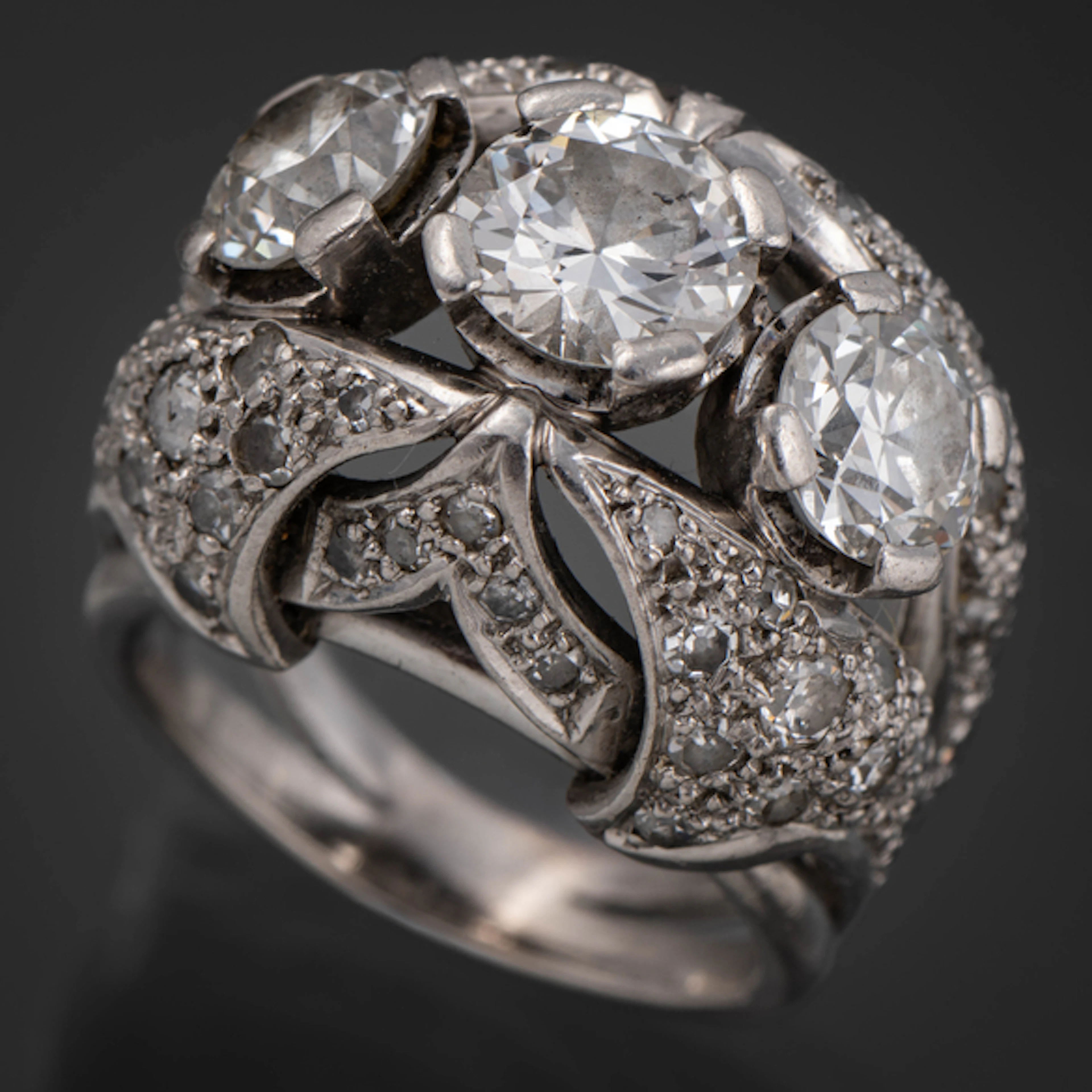 Sortija tresillo en oro blanco de 18kt con tres brillantes talla antigua-