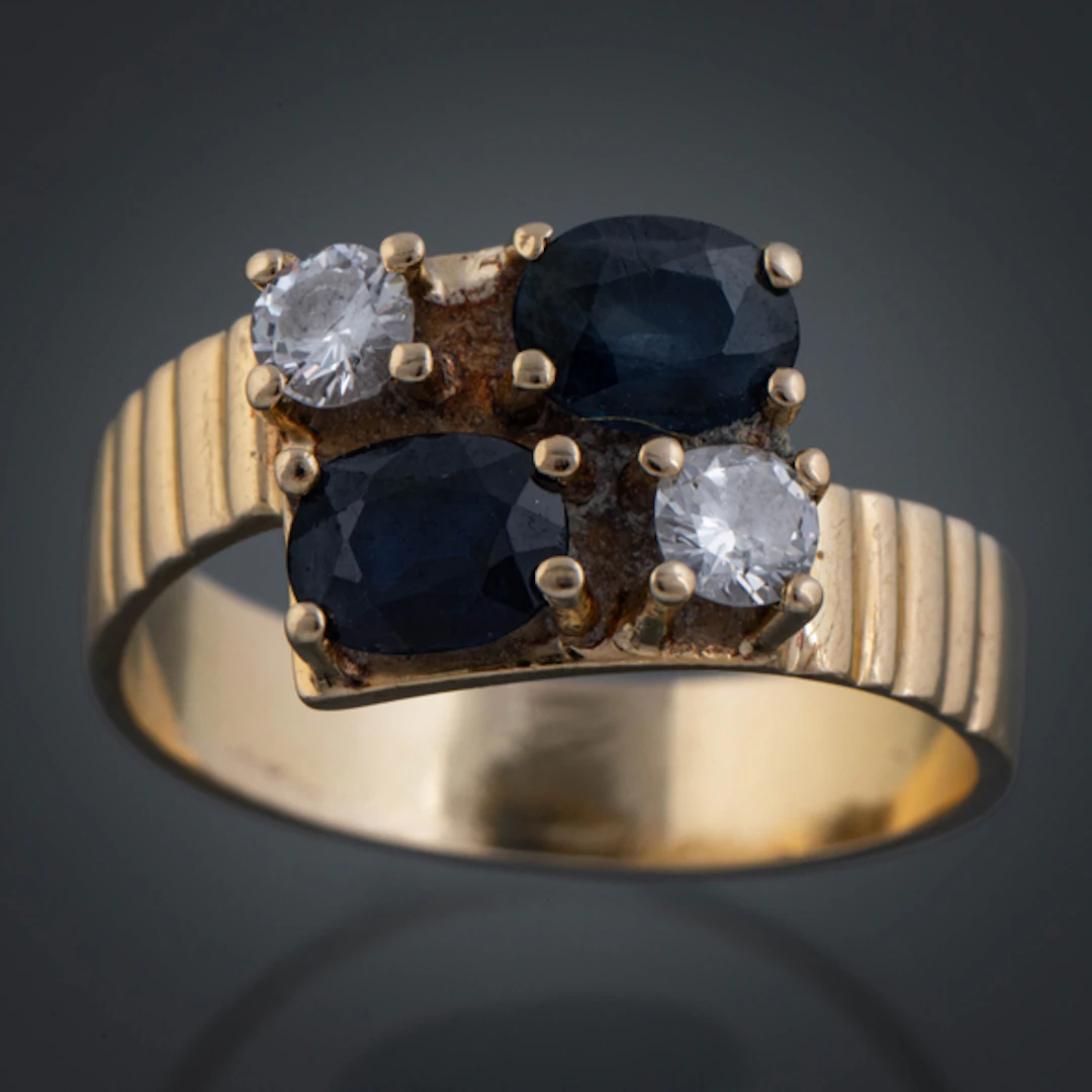 Anillo en oro amarillo de 18 kt con brillantes y zafiros sintéticos