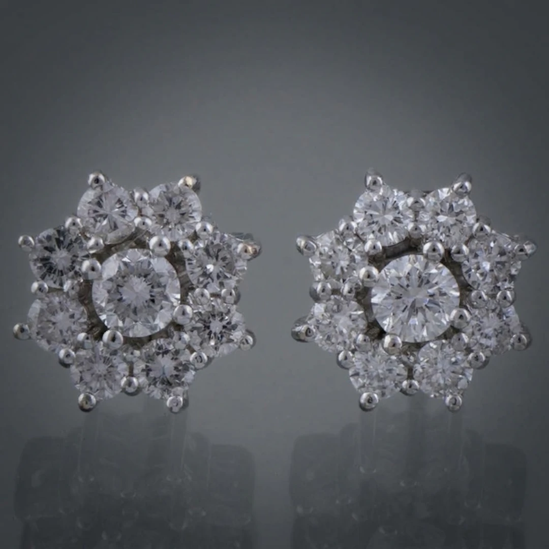 Pareja de pendientes de roseta en oro blanco de 18 kt con brillantes.
