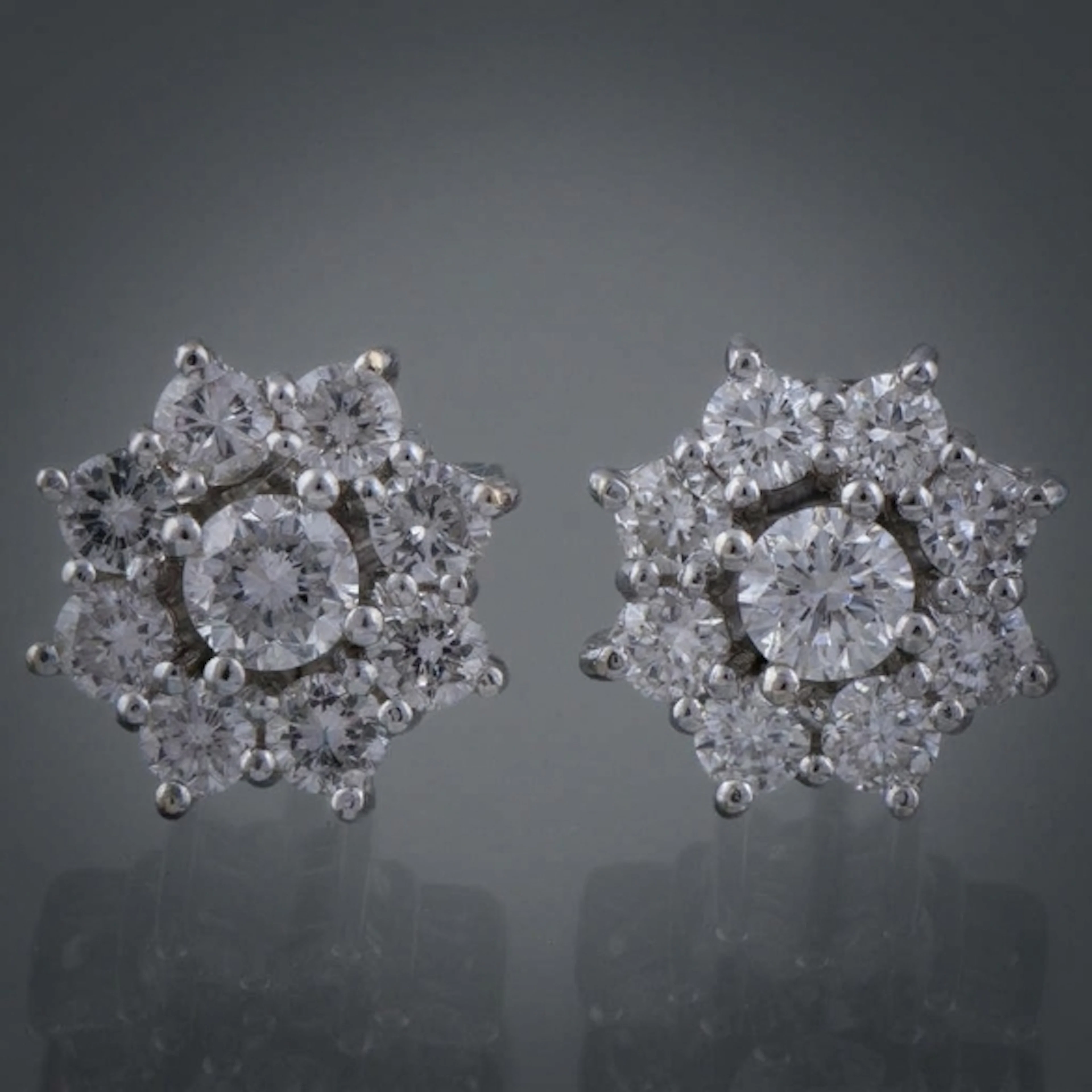 Pareja de pendientes de roseta en oro blanco de 18 kt con brillantes.