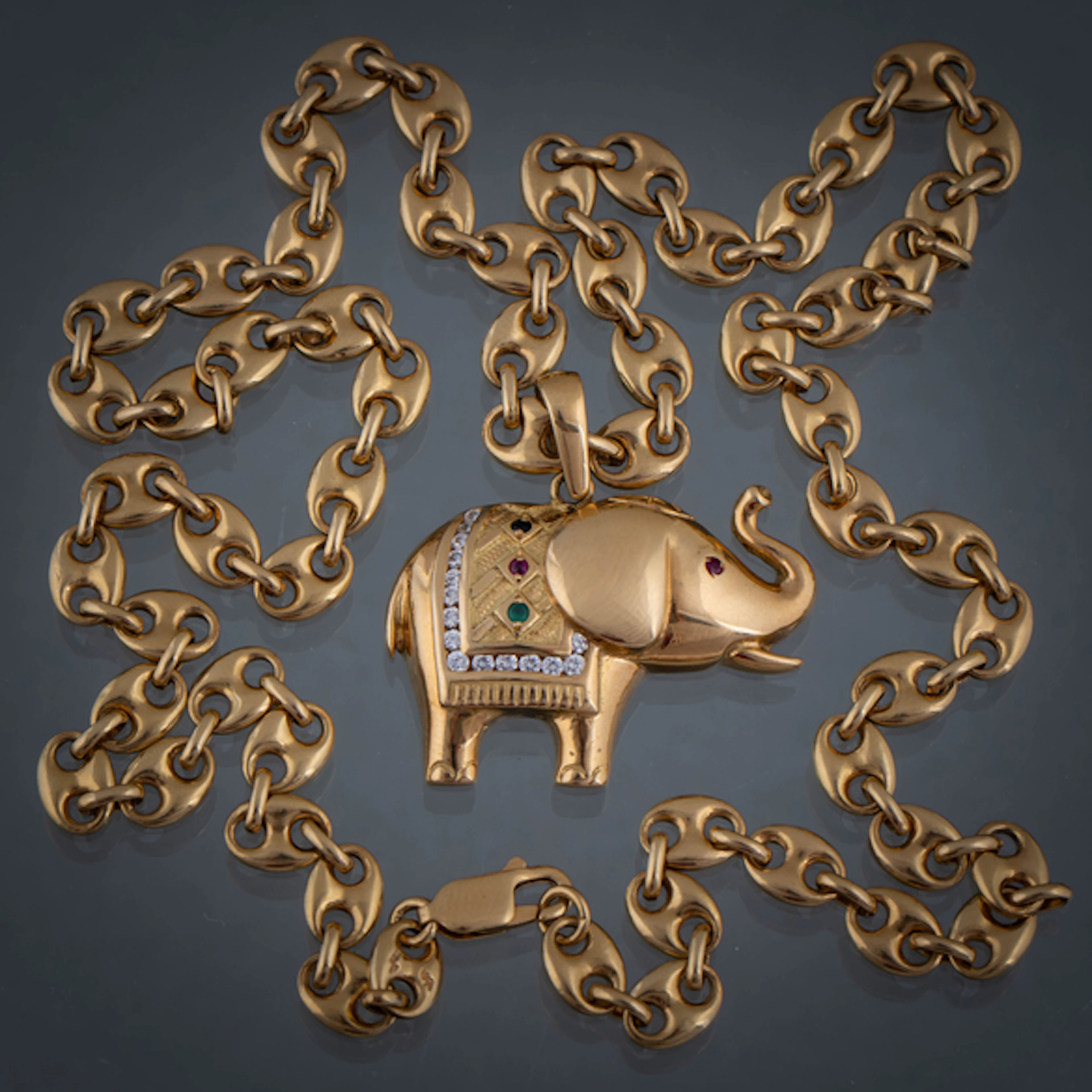 Cadena de eslabones de calabrote con colgante de elefante en oro amarillo