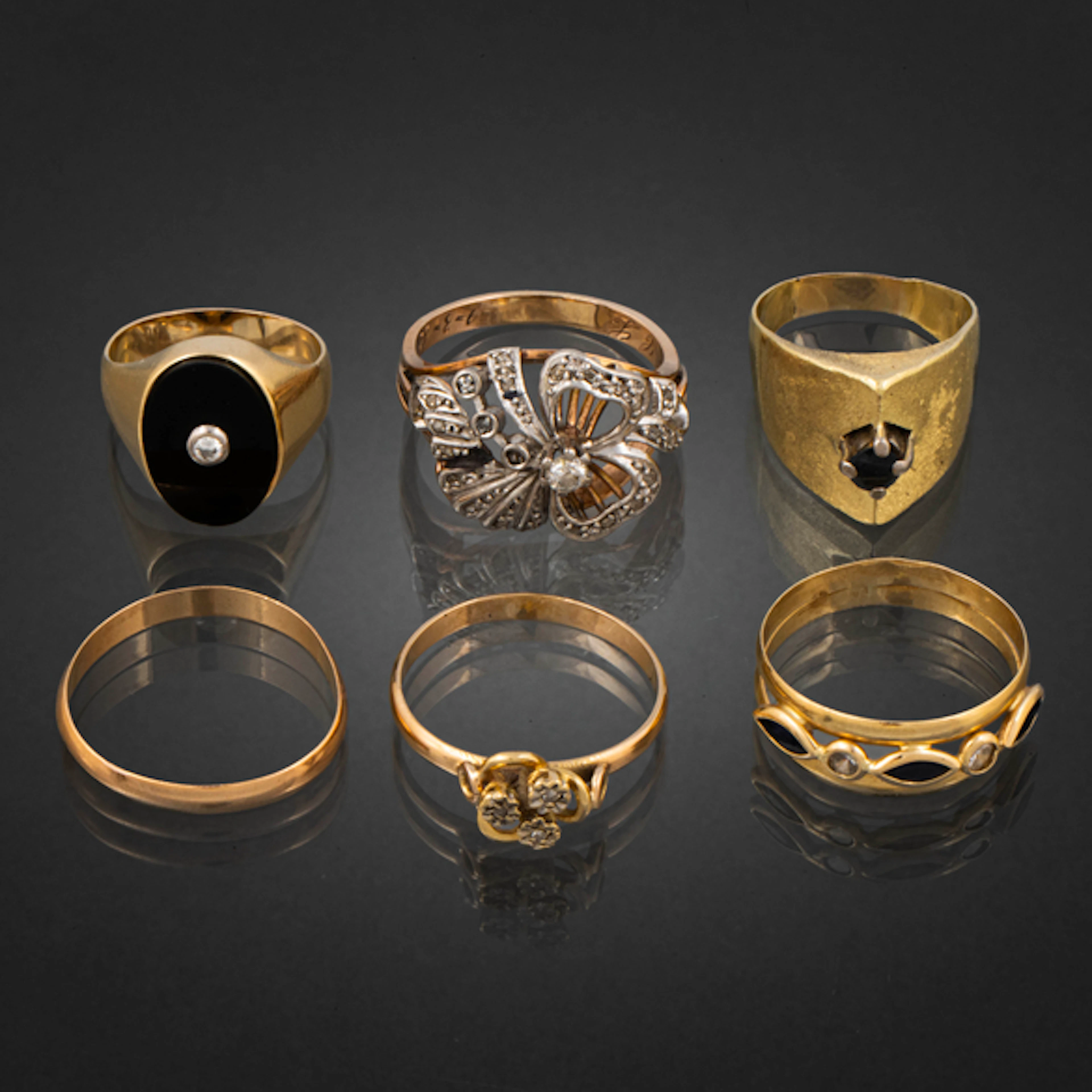 Conjunto de cinco sortijas y una alianza en oro amarillo y oro rosa de 18 kt.