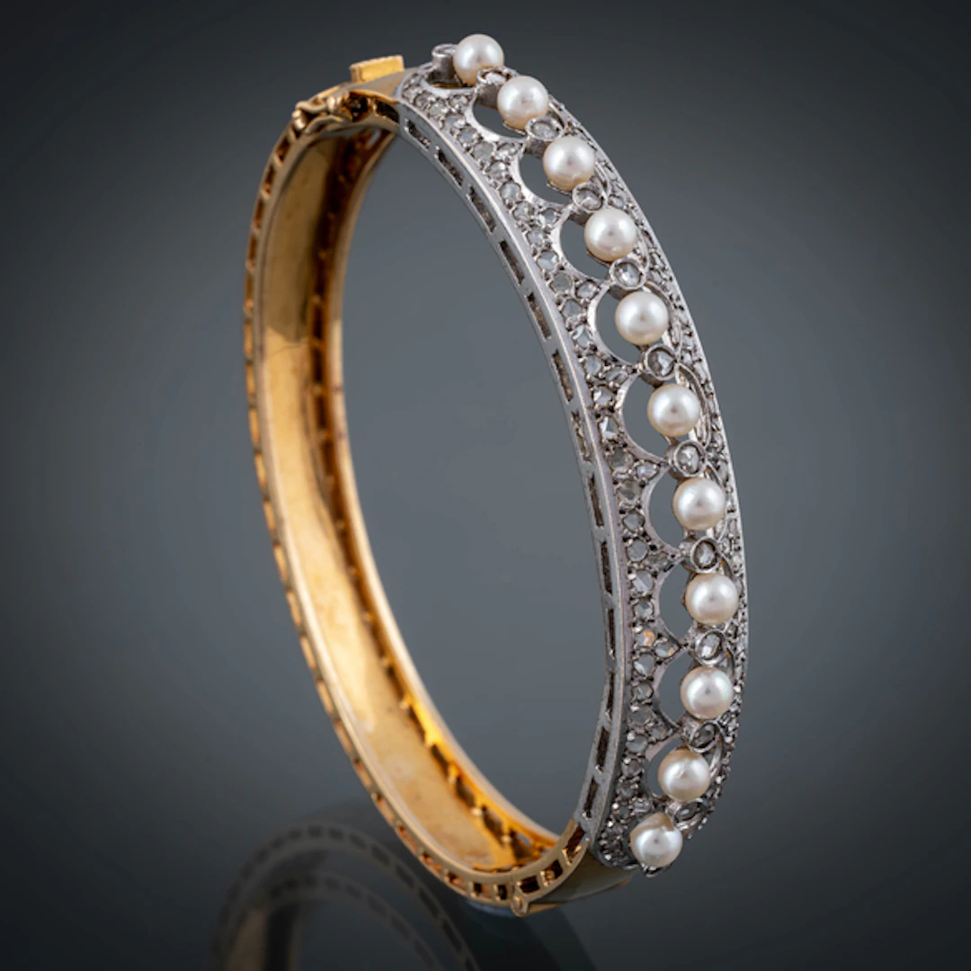 Brazalete rígido con abertura en oro amarillo de 18 kt con brillantes