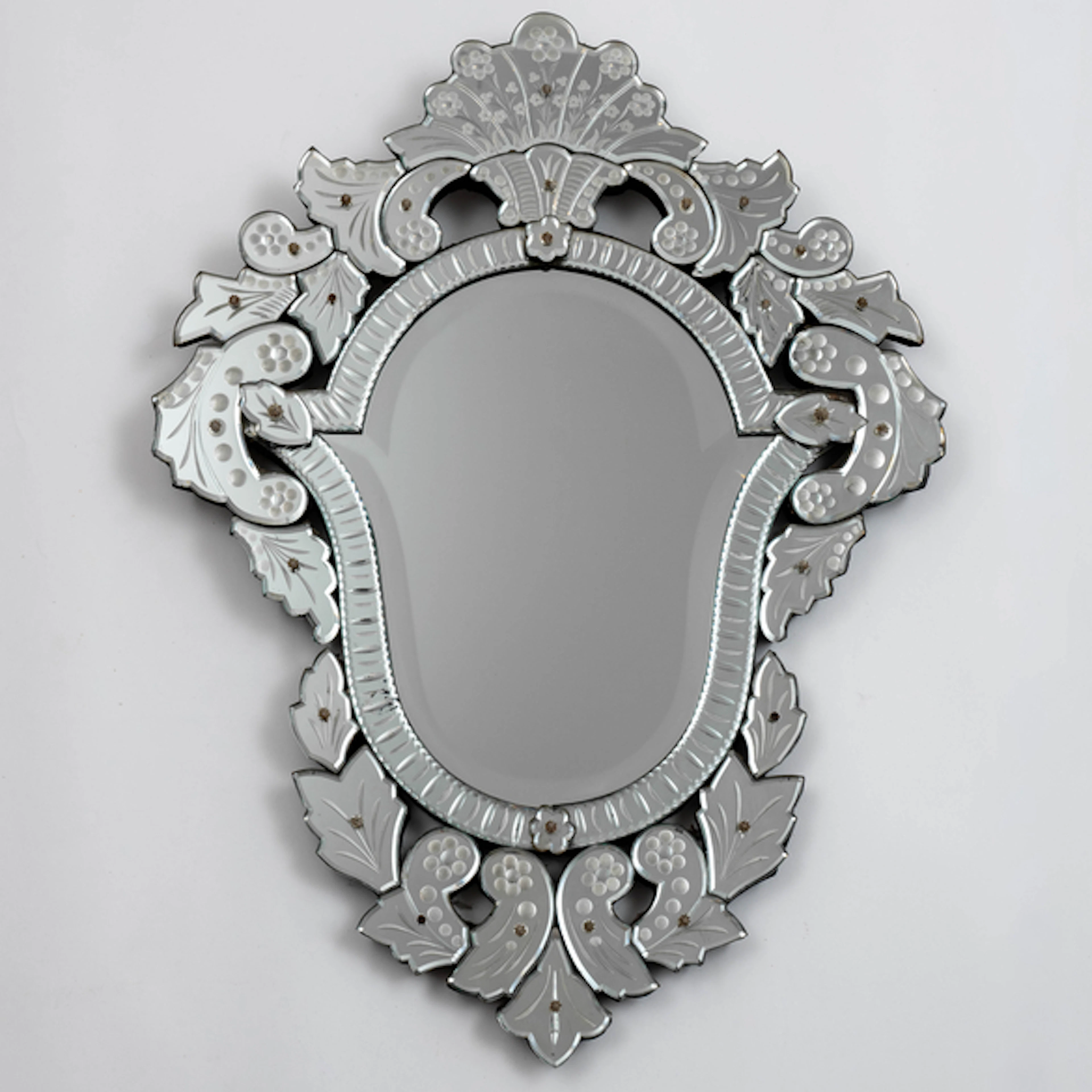 Elegante espejo veneciano en cristal de murano soplado decorado con