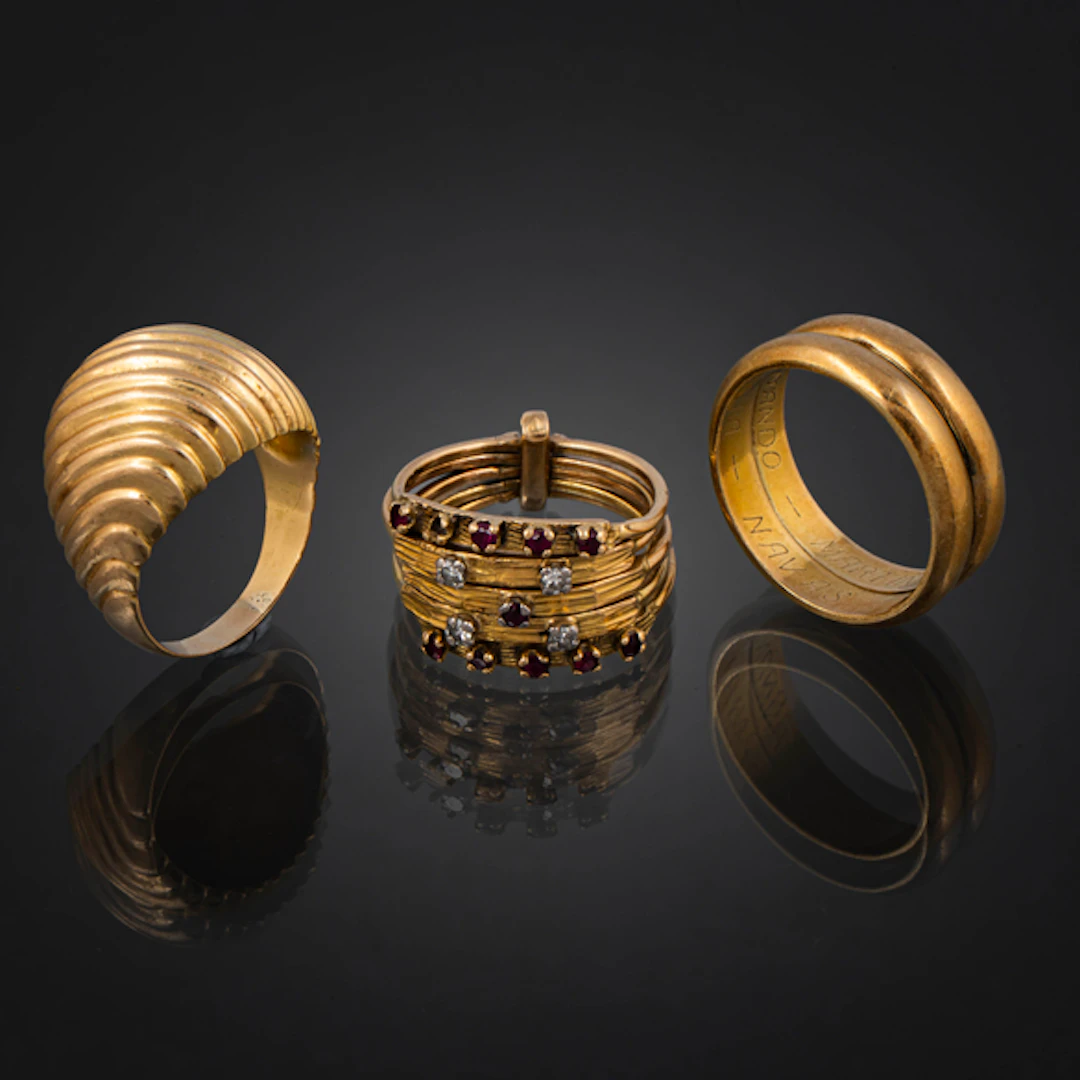 Conjunto de tres anillos montados en oro amarillo de 18 kt