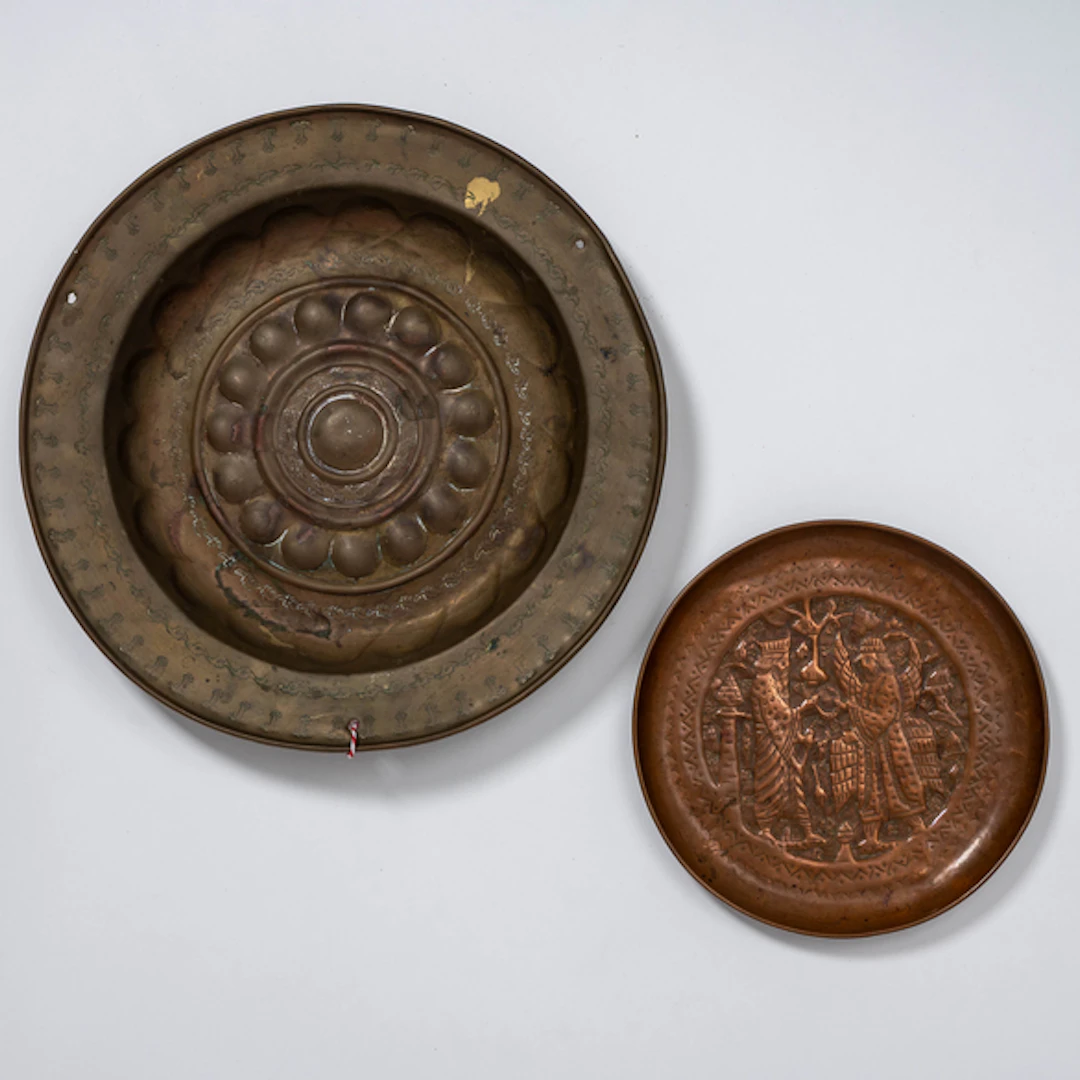 Conjunto de plato limosnero en latón del siglo XIX y plato circular