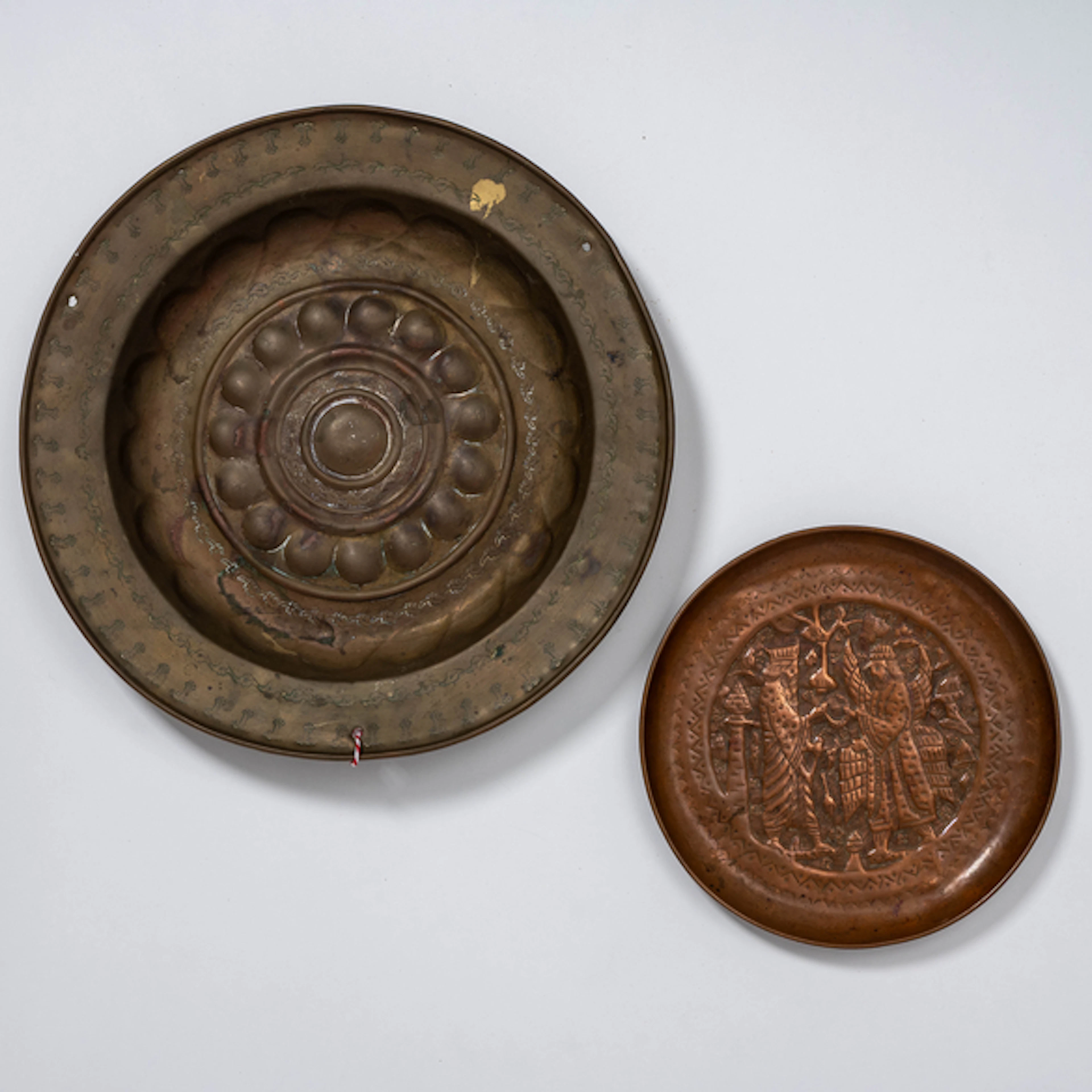 Conjunto de plato limosnero en latón del siglo XIX y plato circular