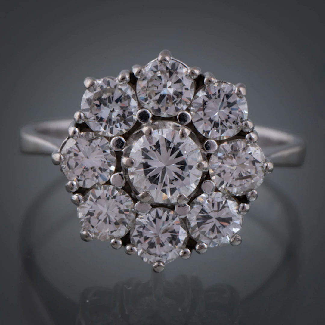 Sortija rosetón en oro blanco de 18kt con brillantes.