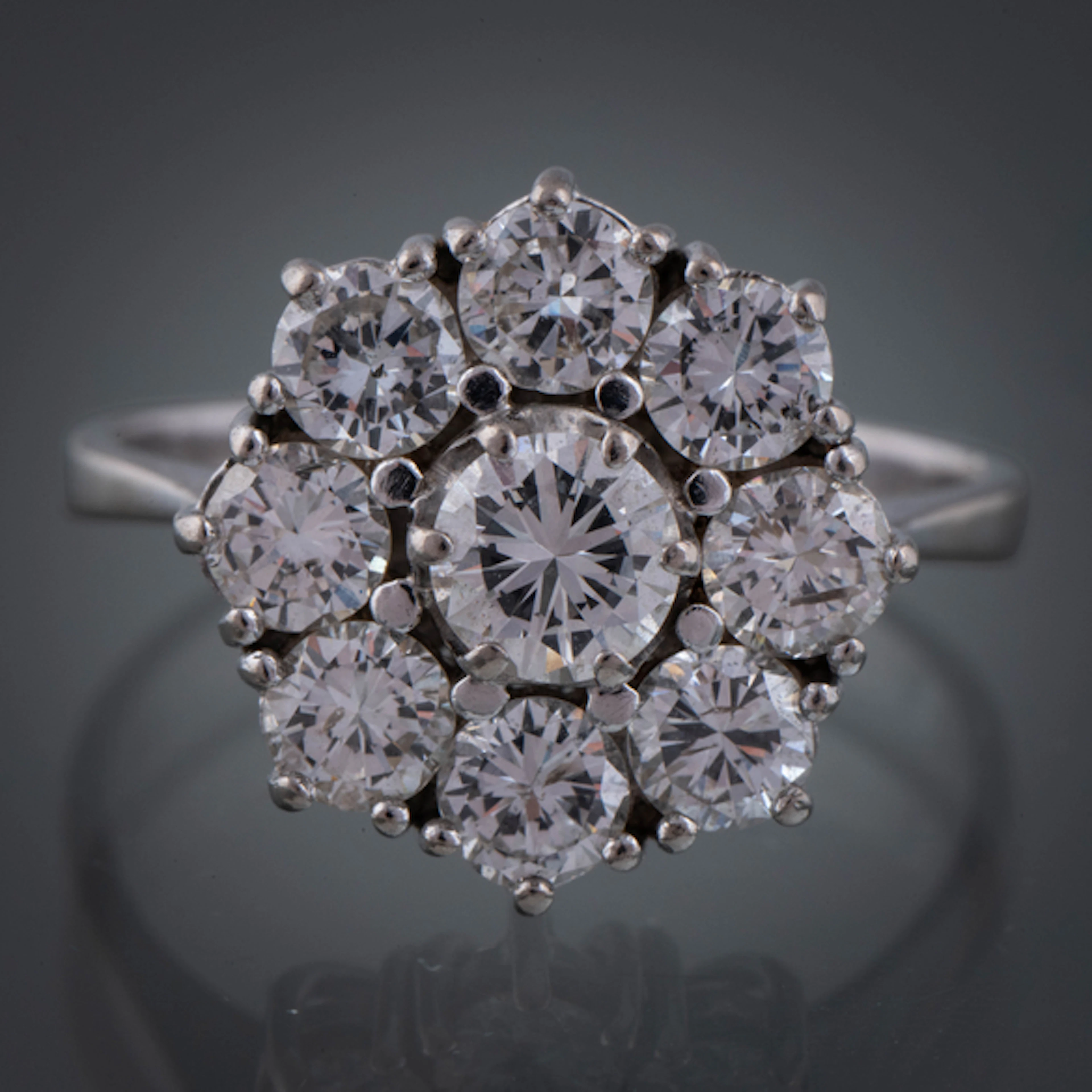 Sortija rosetón en oro blanco de 18kt con brillantes.