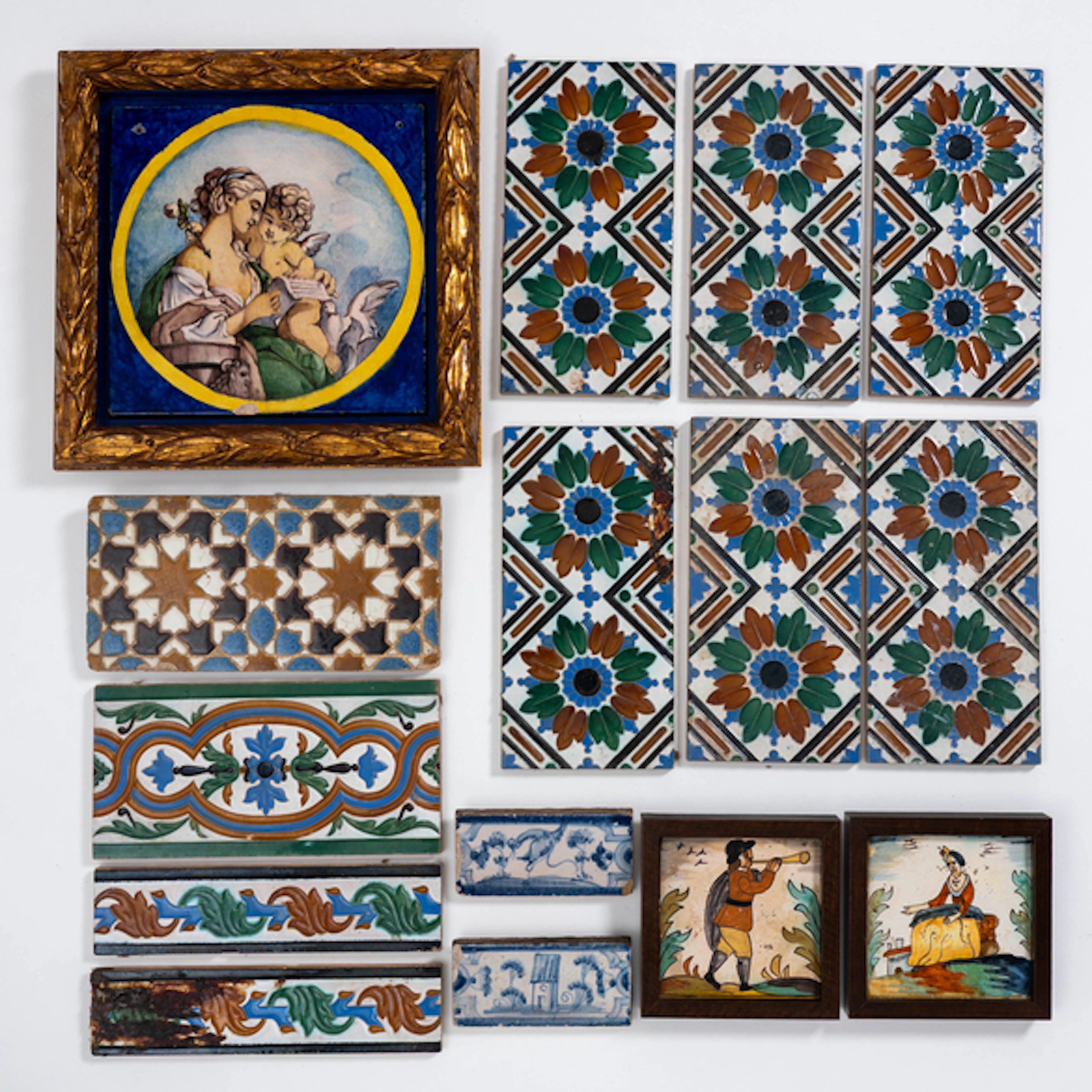 Conjunto de trece azulejos en cerámica de valencia y Sevilla de los
