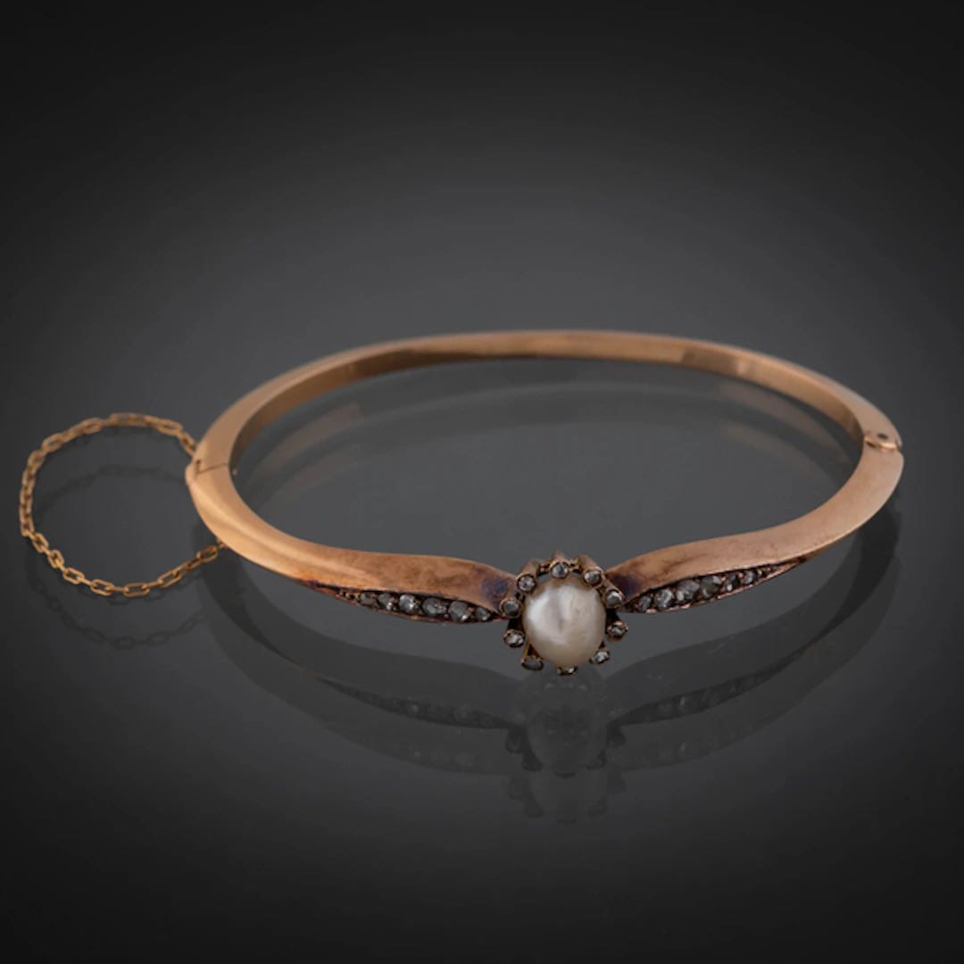 Pulsera rígida en oro amarillo de 18kt con perla y hombros con brillantes