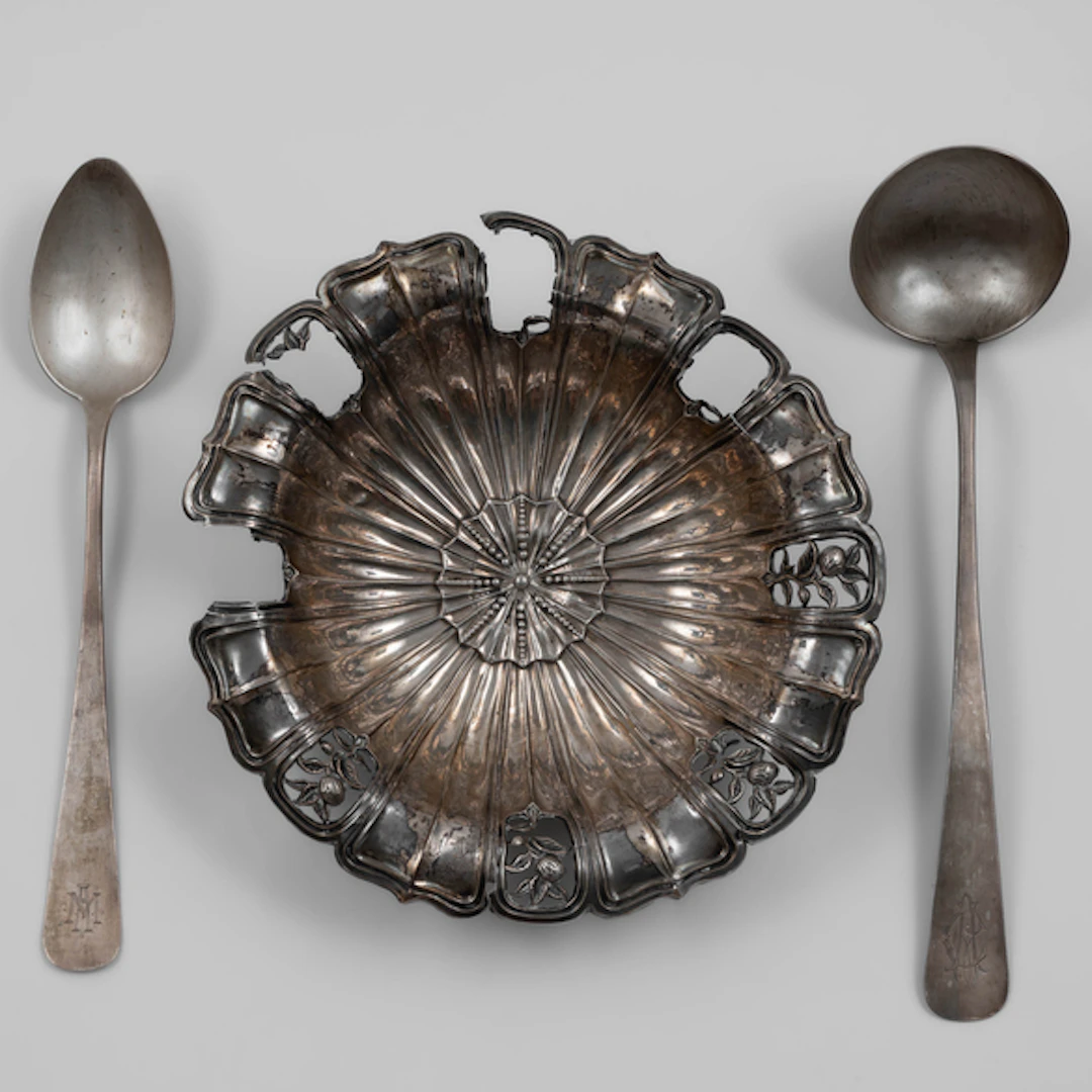 Conjunto de dos cucharones y soporte en plata española y punzonada