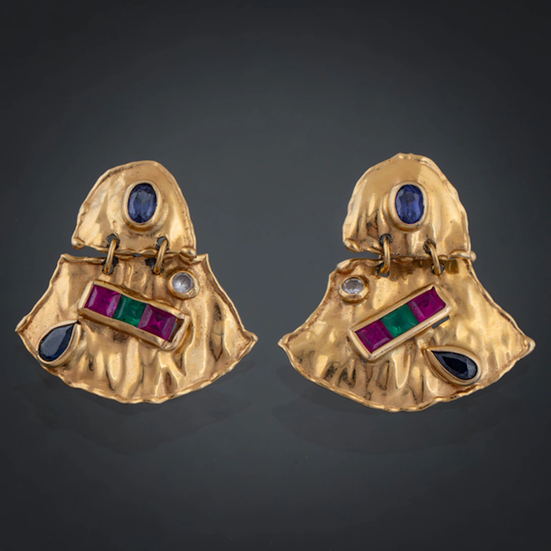 Pareja de pendientes largos en forma de abanico en oro amarillo de