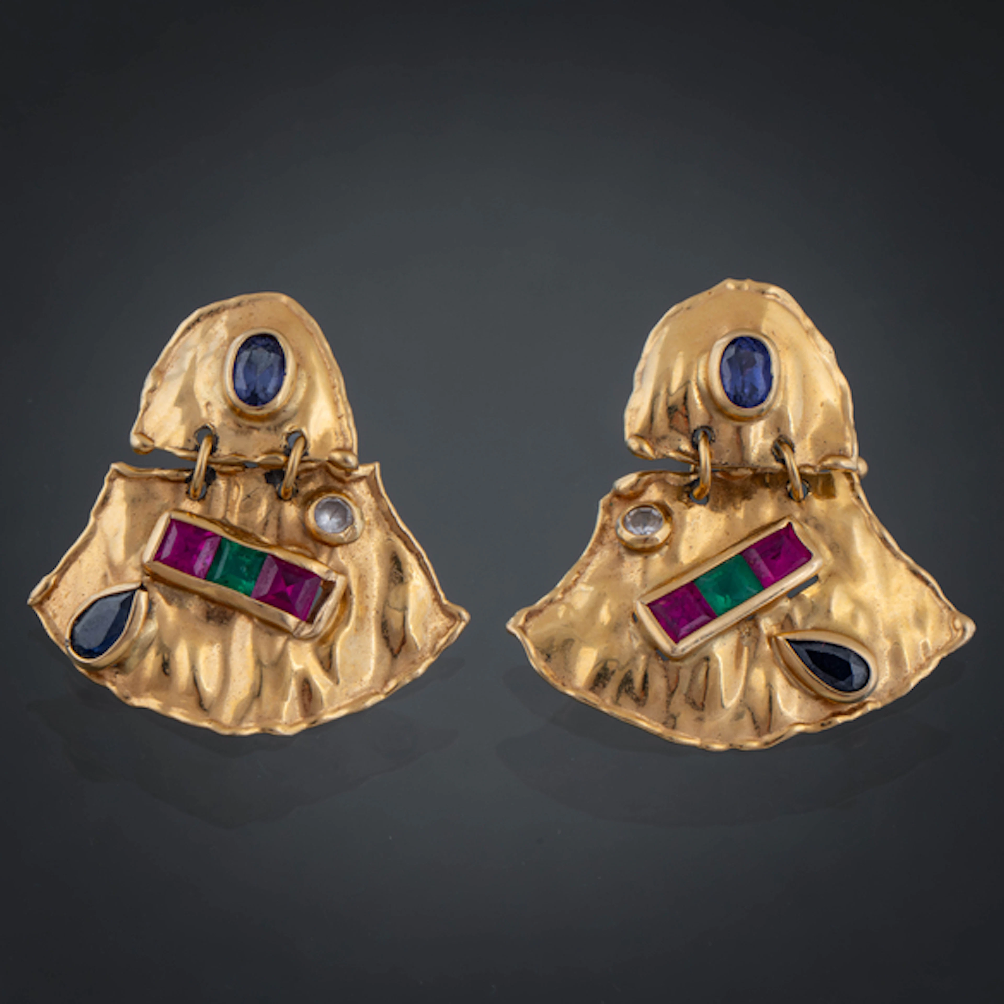 Pareja de pendientes largos en forma de abanico en oro amarillo de