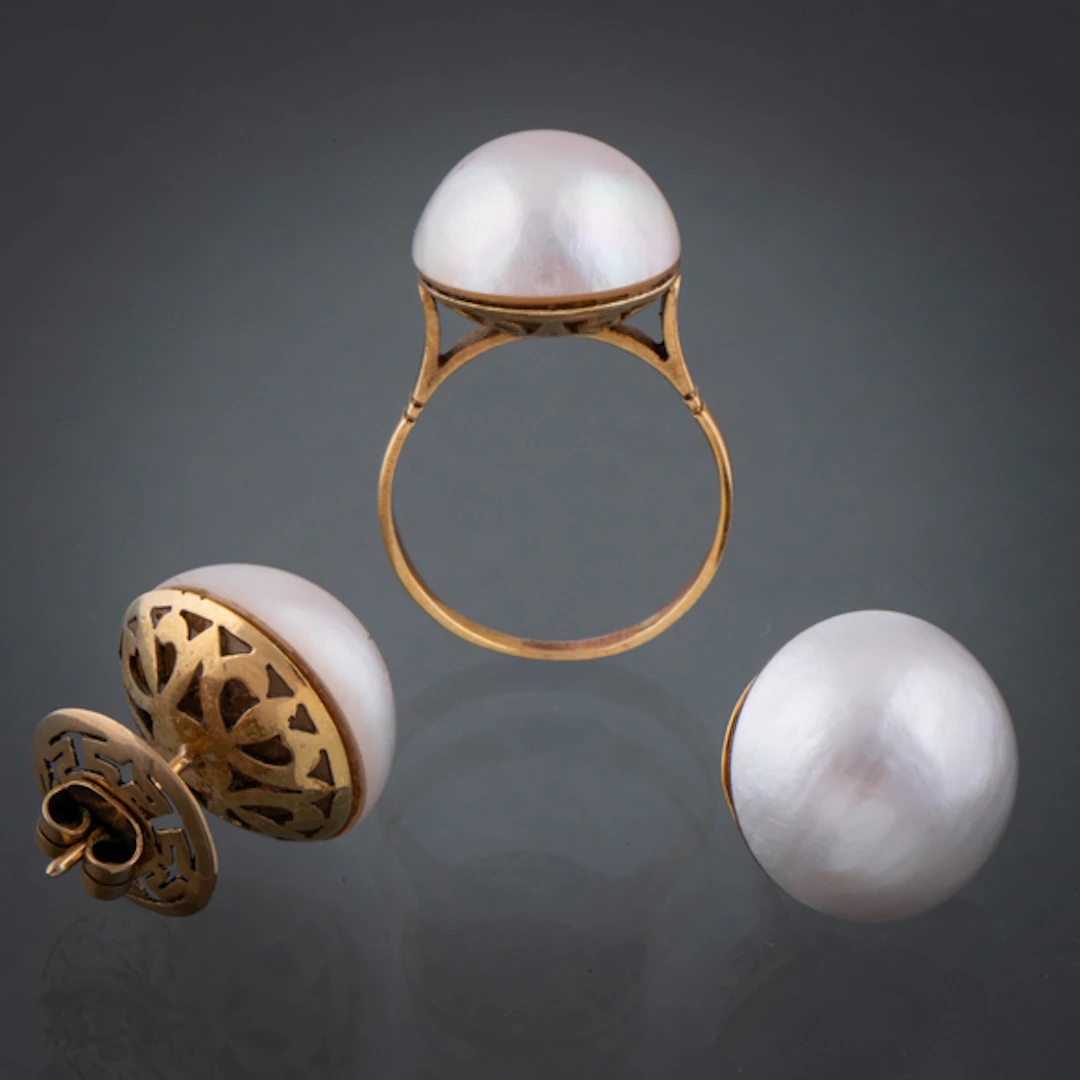 Conjunto de anillo y pareja de pendientes montados en oro amarillo