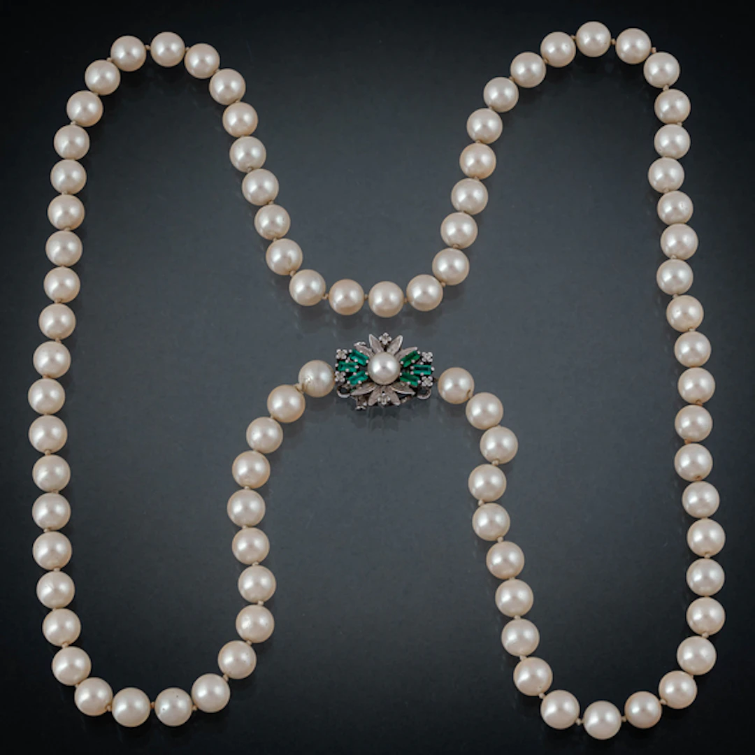 Collar de perlas cultivadas con broche en oro blanco de 18 kt y perla.