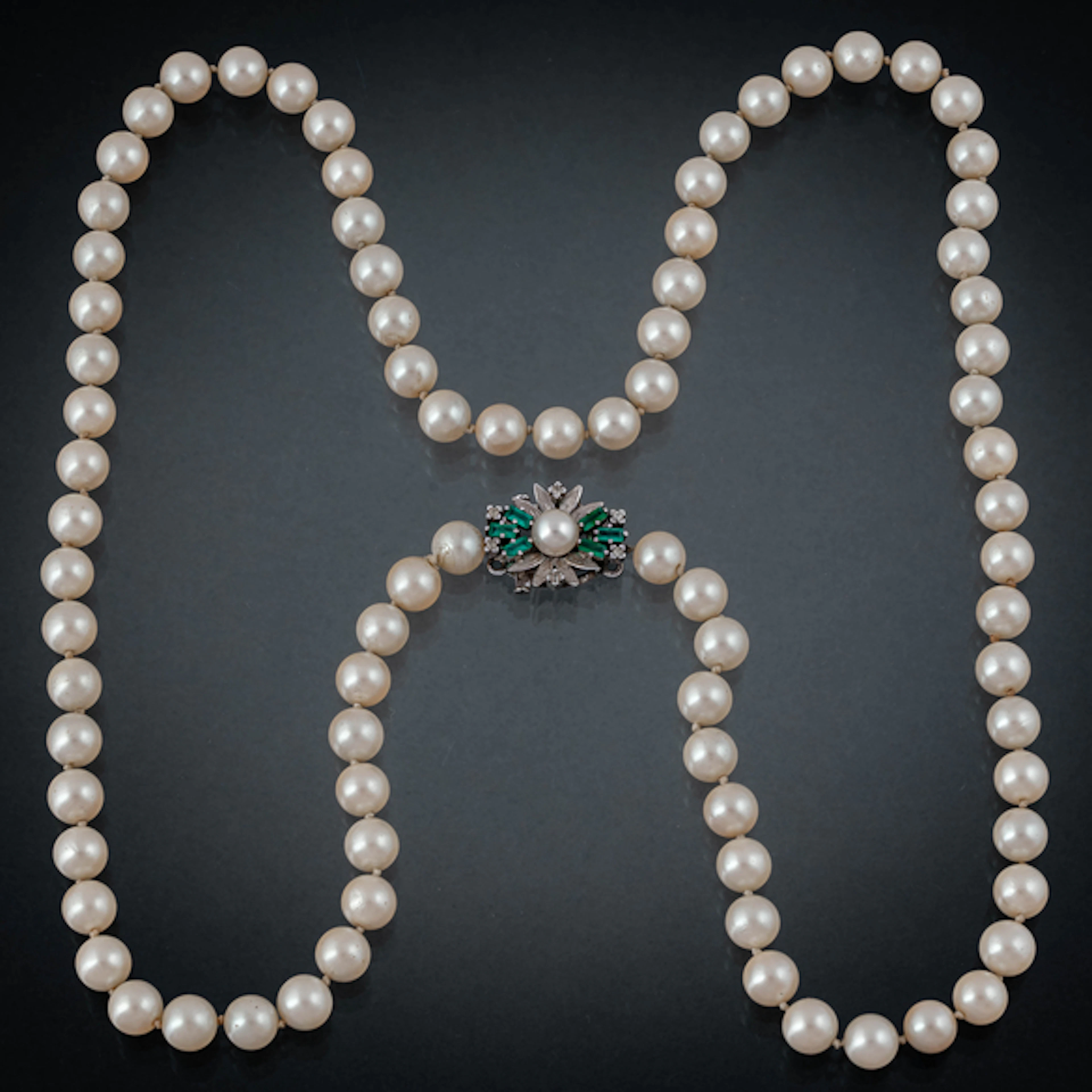 Collar de perlas cultivadas con broche en oro blanco de 18 kt y perla.