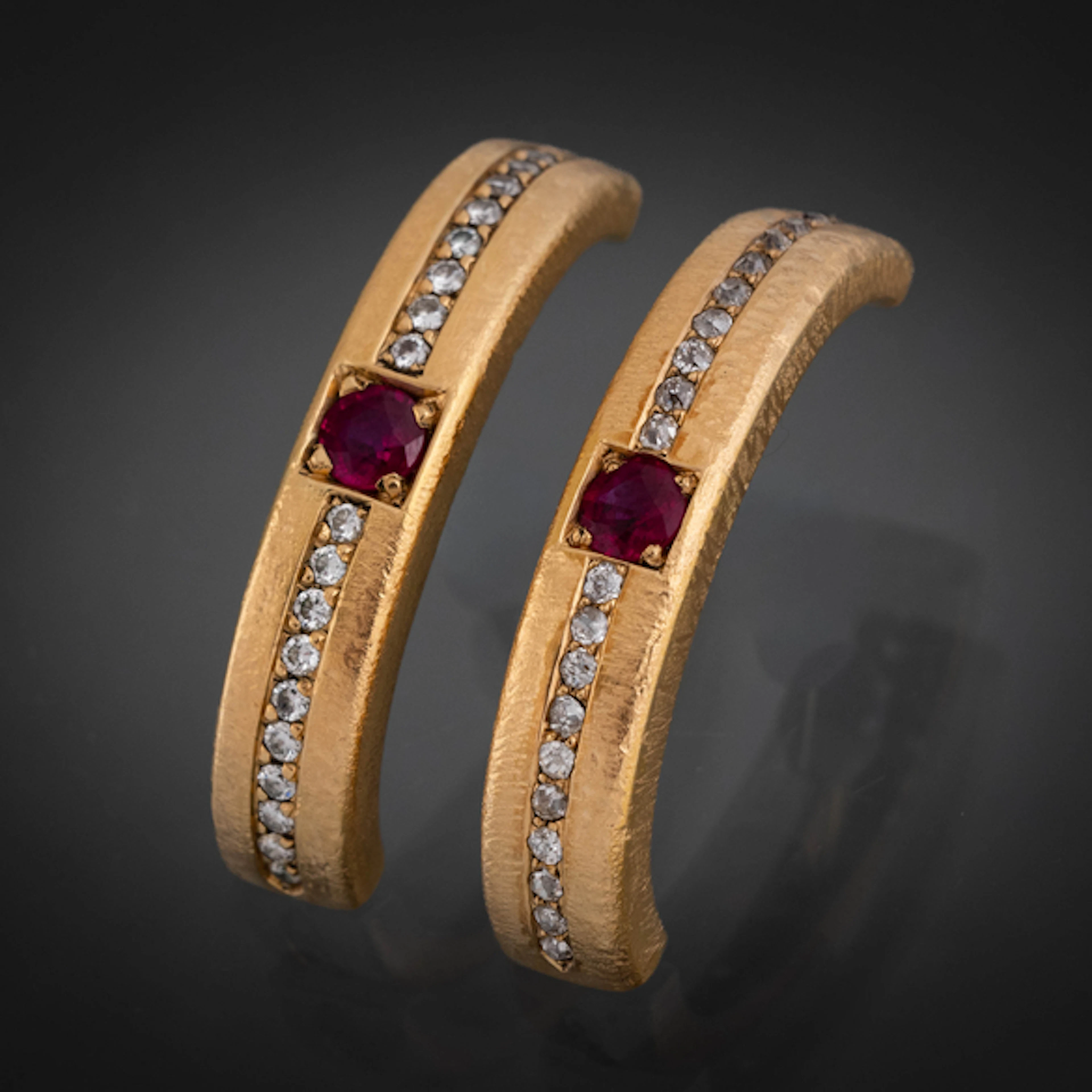 Pareja de pendientes largos en oro amarillo de 18kt con bandas de