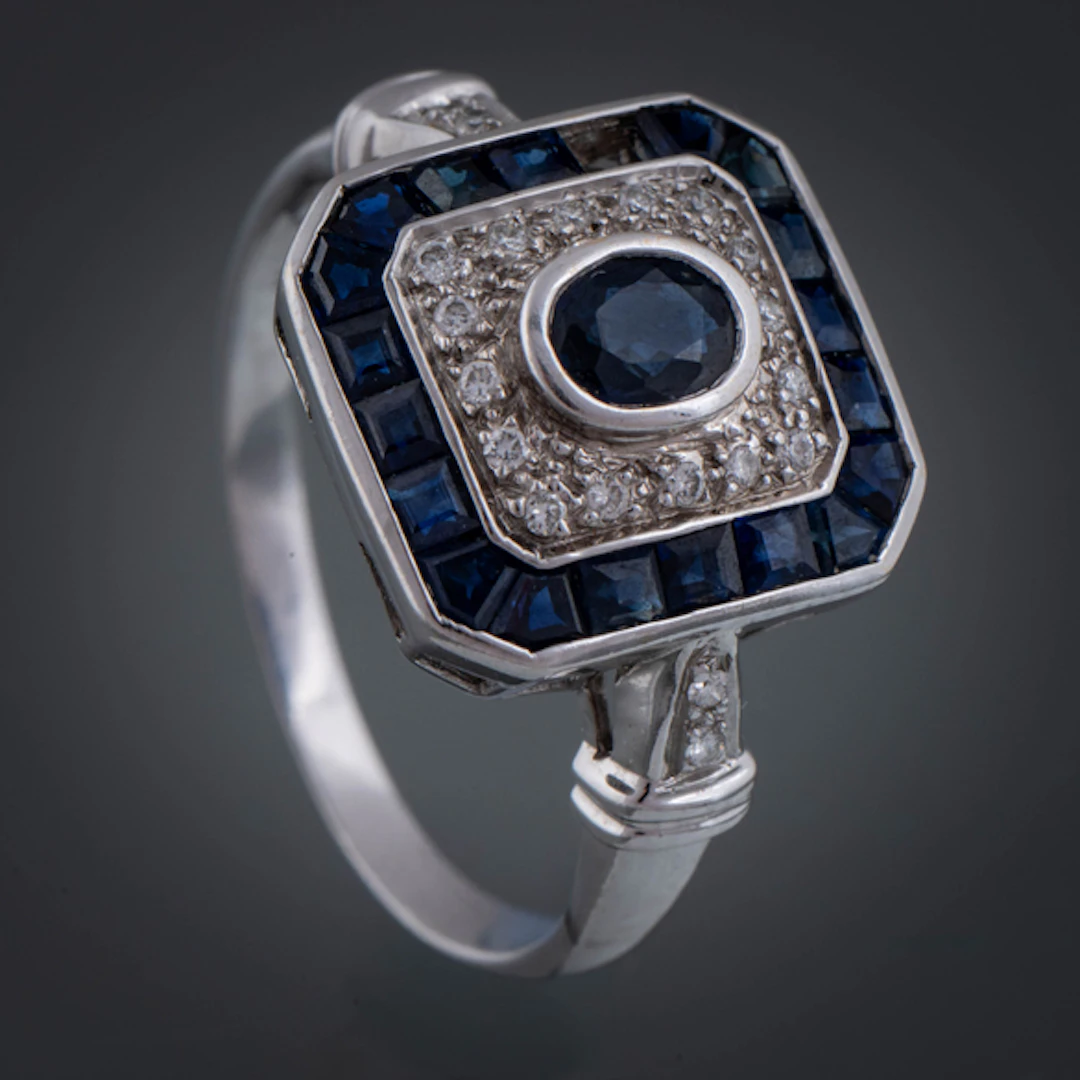 Sortija estilo Art Decó en oro blanco de 18 kt con brillantes y zafiros.