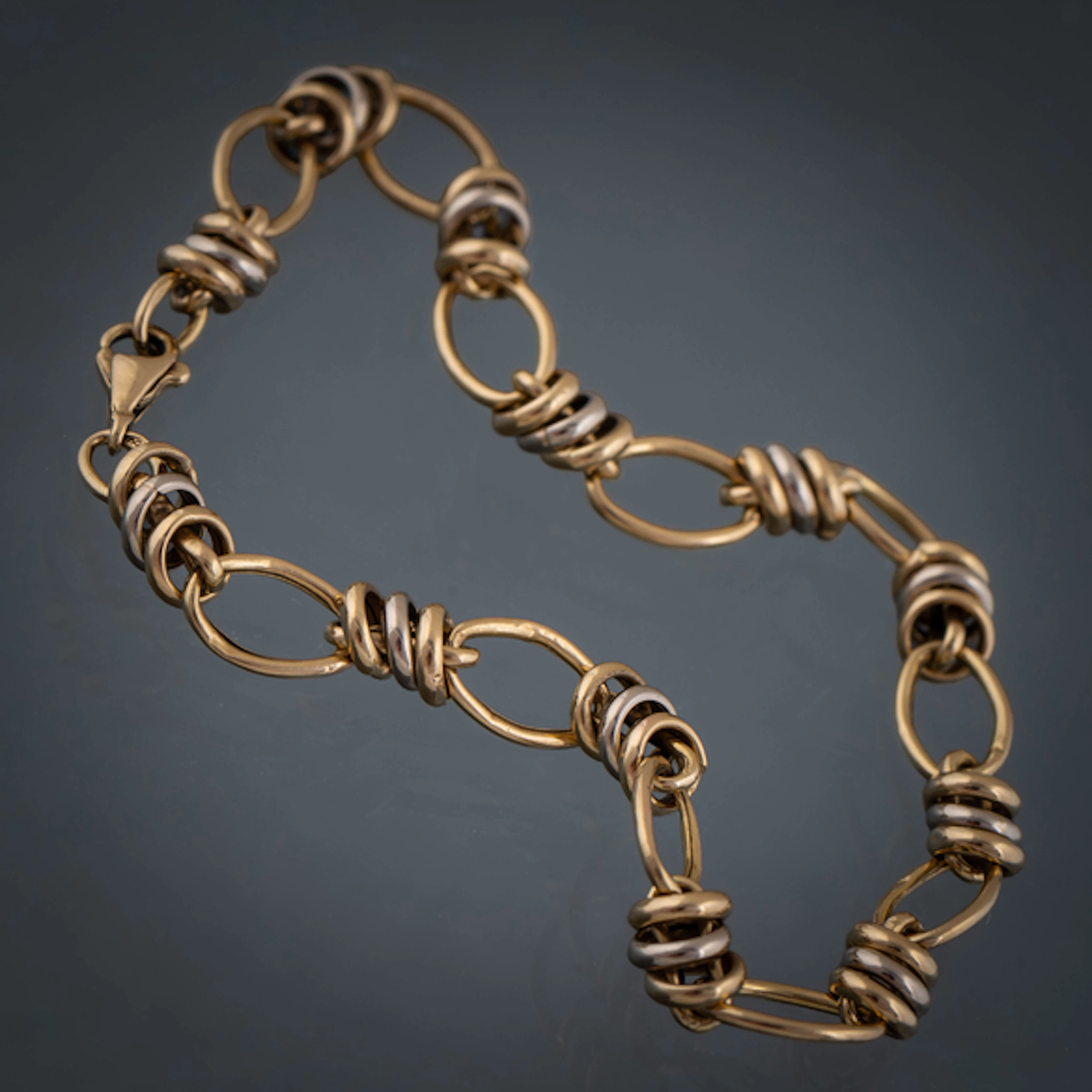 Pulsera en forma de eslabones alargados y nudos marineros en oro amarillo