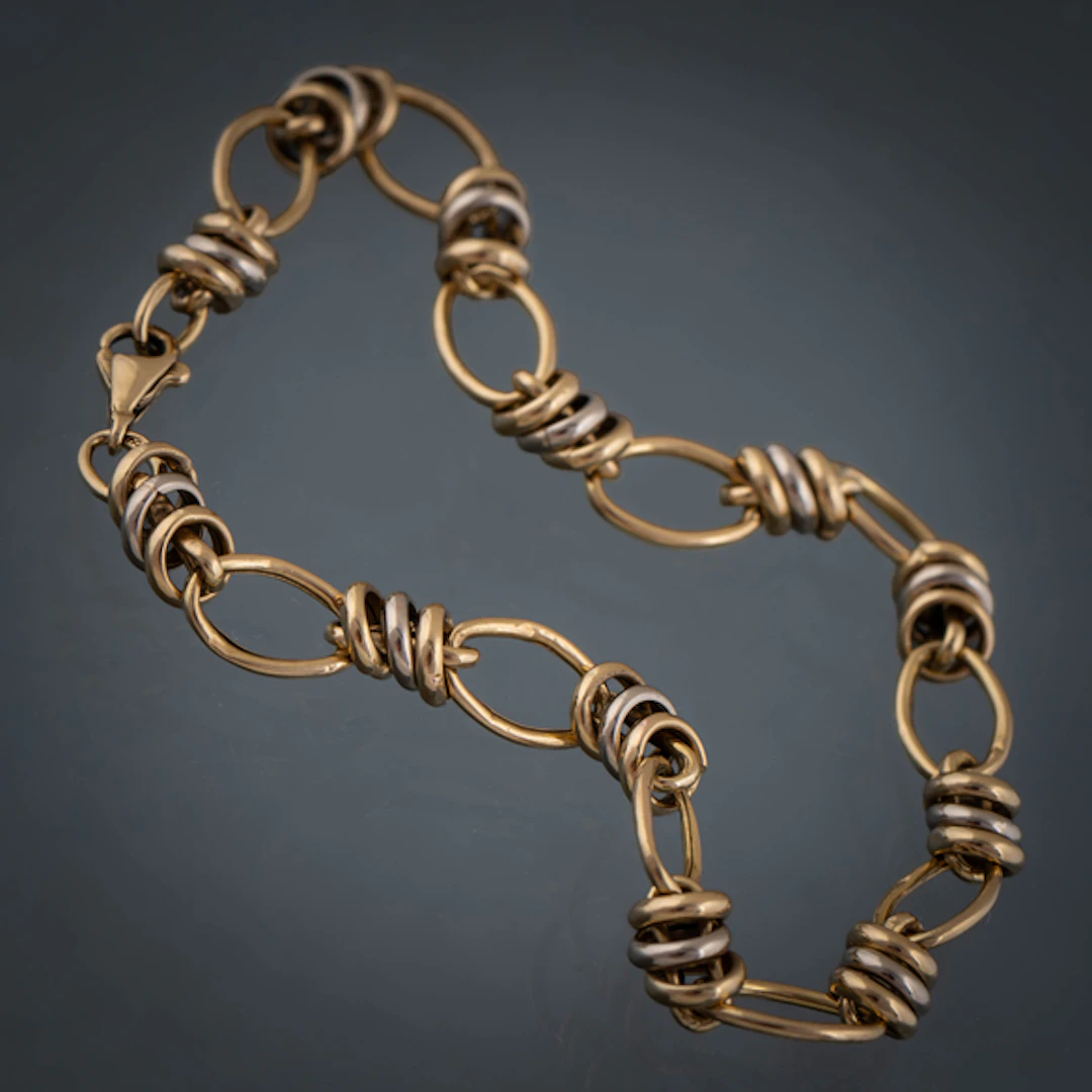 Pulsera en forma de eslabones alargados y nudos marineros en oro amarillo
