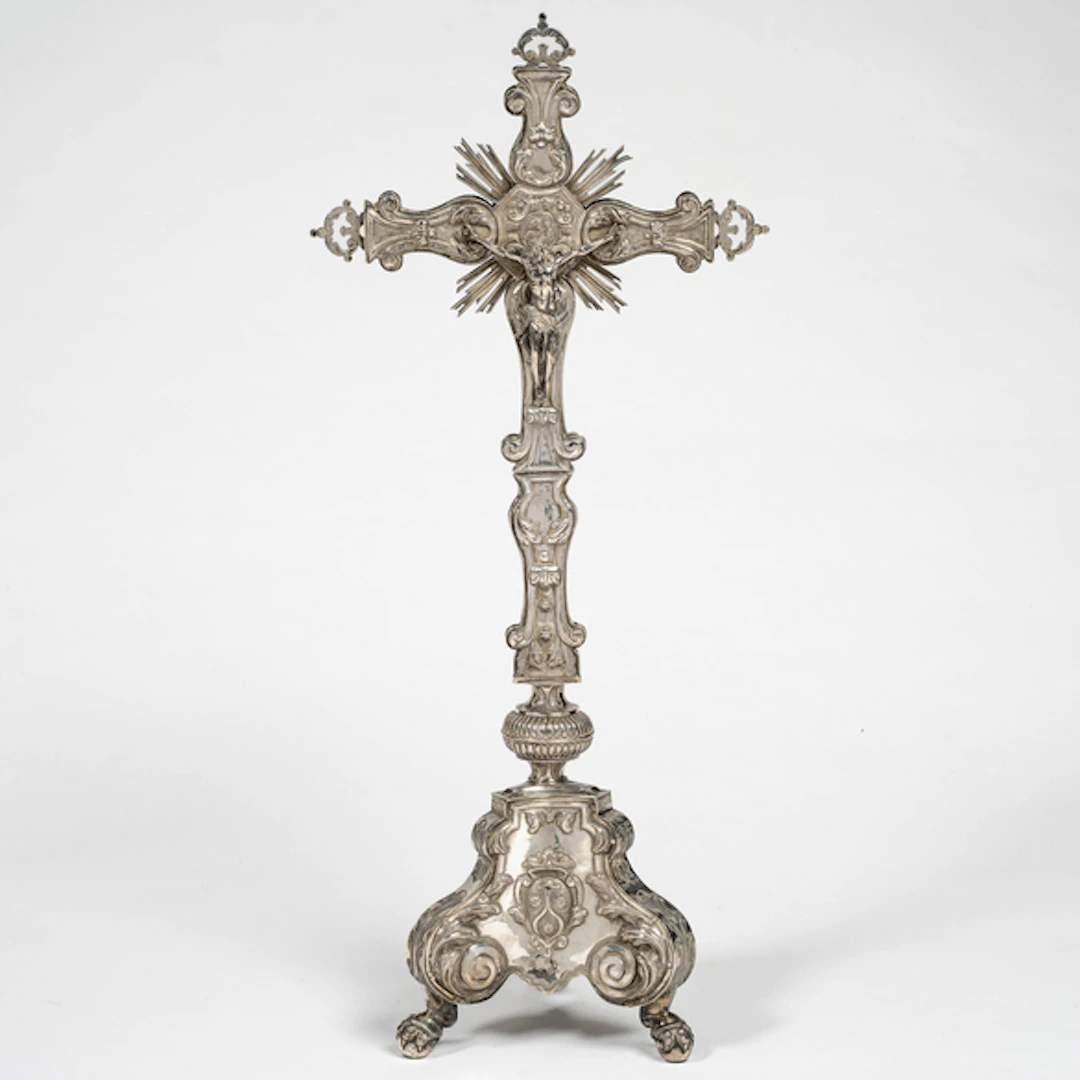 Cruz de altar en plata española y punzonada del año 1753. Authorship: