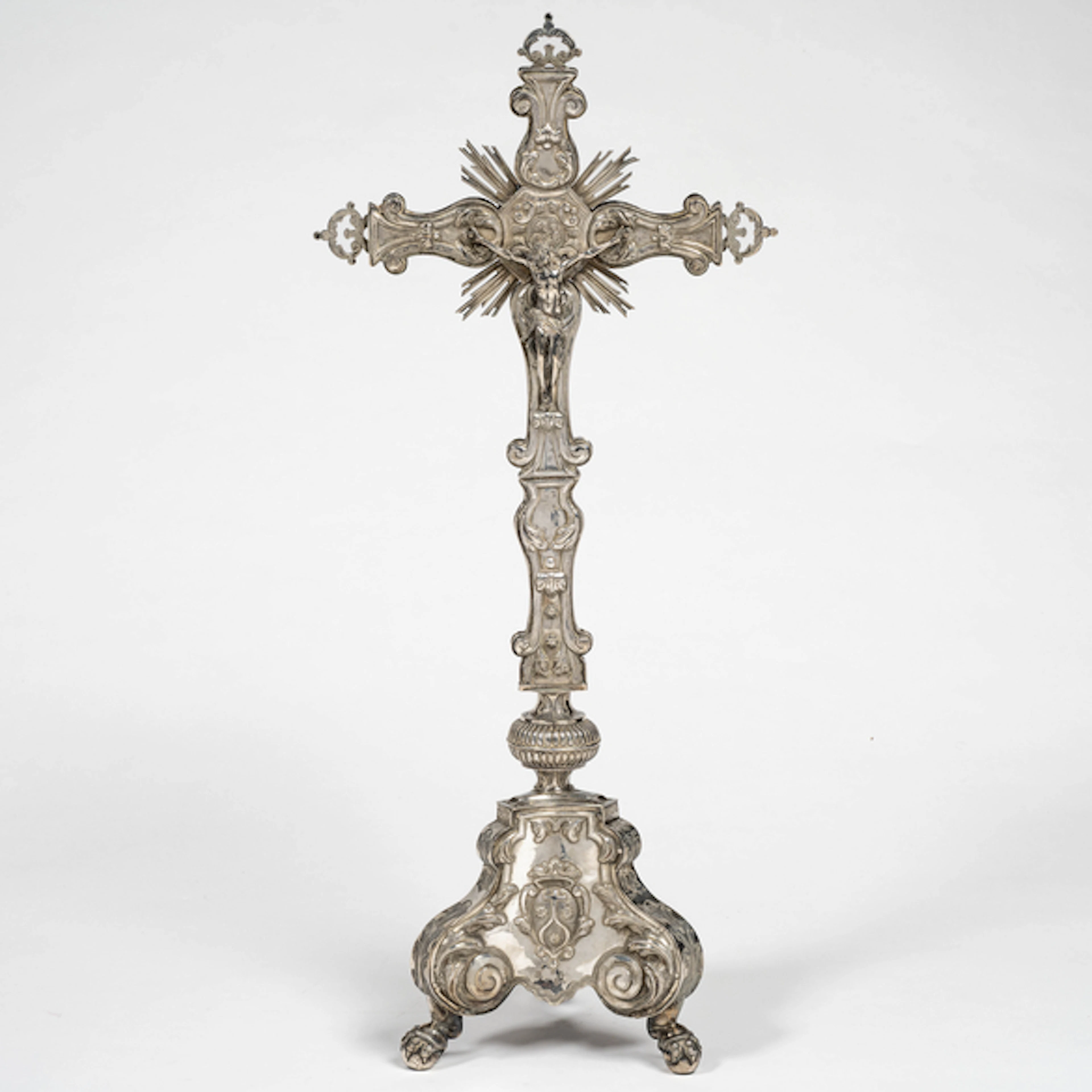 Cruz de altar en plata española y punzonada del año 1753. Authorship: