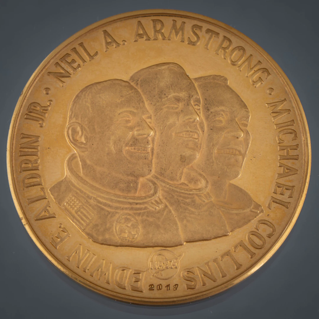 Moneda conmemorativa del Apolo 11 en oro amarillo de 22kt