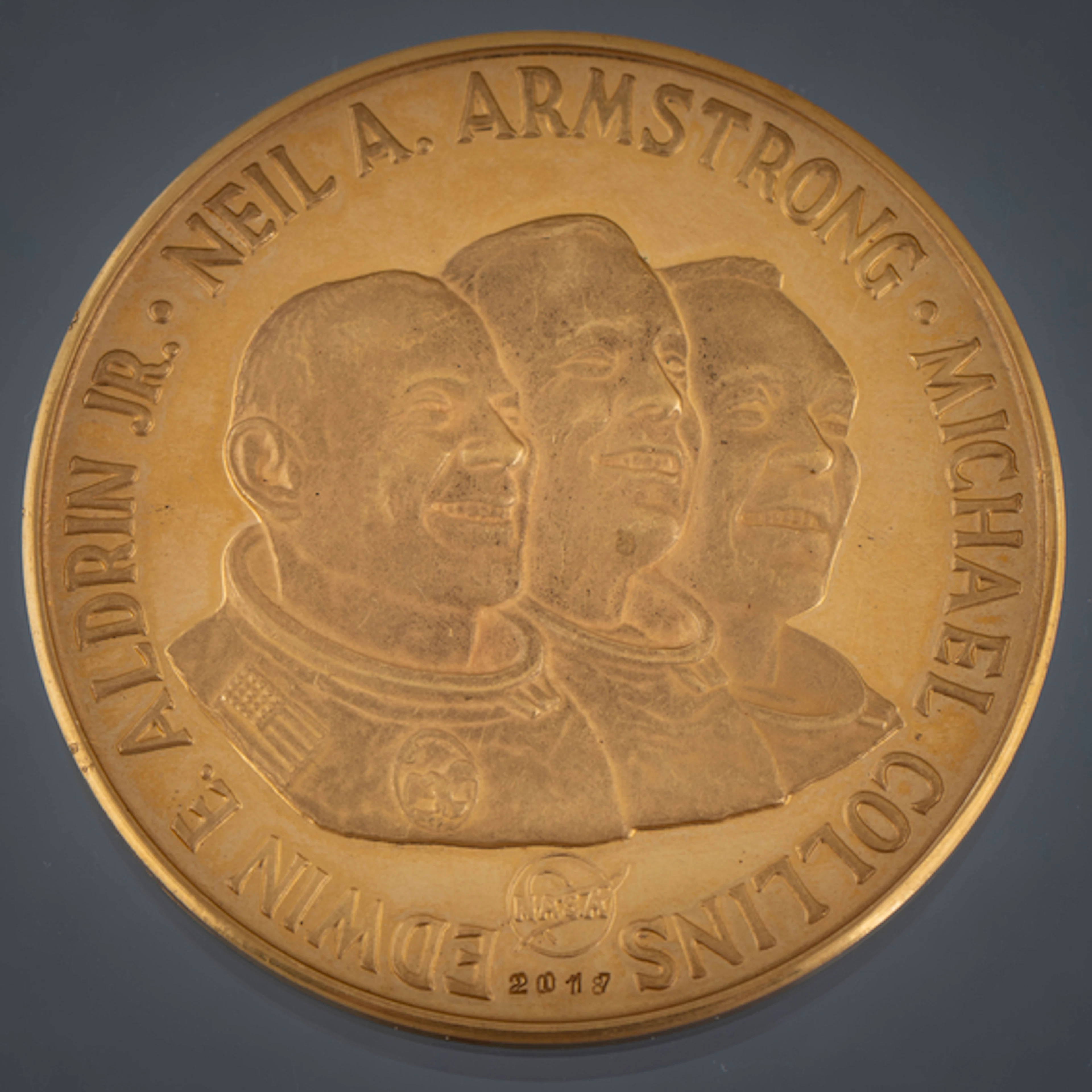 Moneda conmemorativa del Apolo 11 en oro amarillo de 22kt