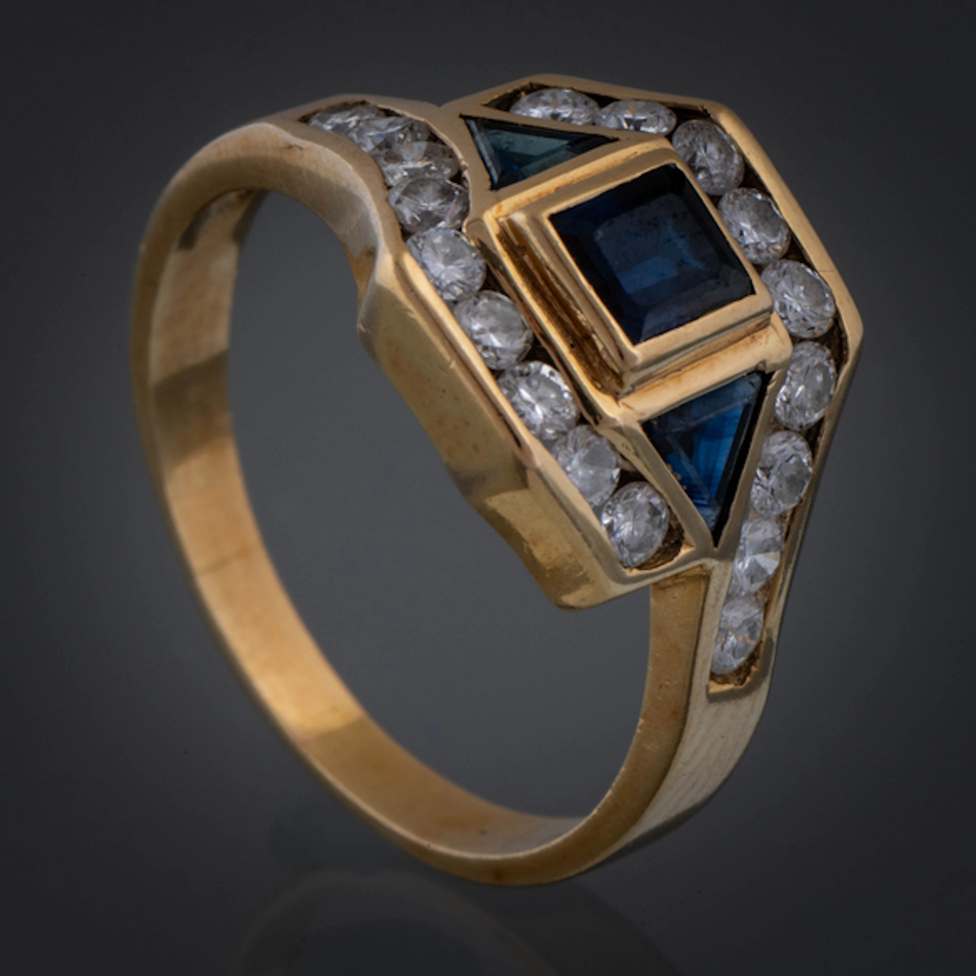 Elegante sortija en oro amarillo de 18kt con brillantes y cristales color azul.